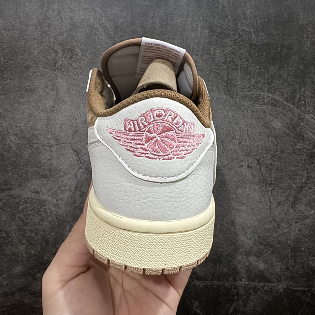 图片[4]-【KZ神版】Travis Scott x Air Jordan AJ1 Low OG SP TS联名9.0 白粉倒钩低帮 DM7866-106nn毫无疑问市场中端王者全套原纸板楦头开发 确保原汁原味完美呈现倒钩版型 原档案转印油墨一体东莞原厂磨具大底独家尺码35.5 48.5 一码一磨具拒绝假半码 此版本只针对中端市场 皮料材质有所更替 其他数据细节工艺流程均保持一致 绝不口嗨 细节品控鞋型随意秒杀市面3XX 4XX 原盒原配 外盒透明胶套 内侧字体 工整带凹凸感 原厂拉帮工艺 针距密度一致 后跟弧度收口自然不对折 极致一眼正品既视感 进口玻璃冲刀皮料裁剪零毛边 承诺百分百一致原鞋 全鞋电脑针车工艺 进口港宝加持 后跟自然饱满 全鞋荧光划线卡点 追求极致完美 每一双都是工艺品 多重QC质检 超越公司货的品控标准 实实在在的免检产品SIZE：35.5 36 36.5 37.5 38 38.5 39 40 40.5 41 42 42.5 43 44 44.5 45 46 47.5 48.5 编码：MF270300-鞋库