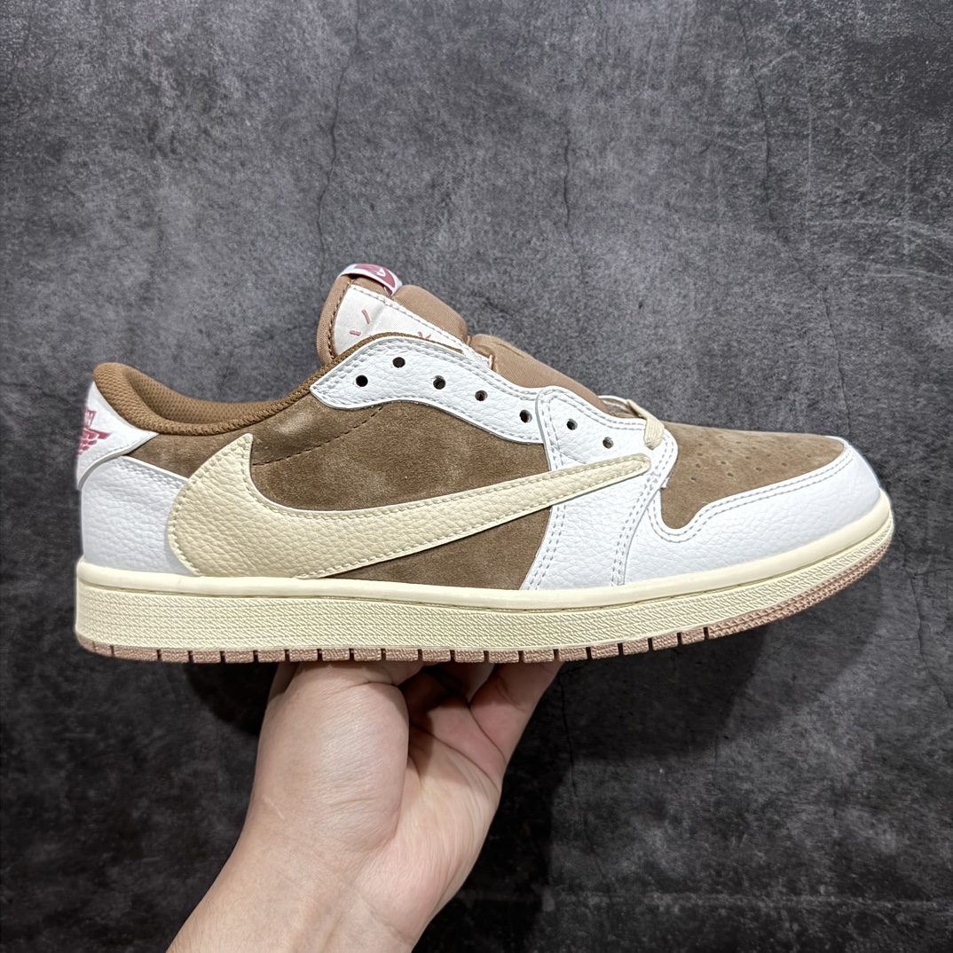 【KZ神版】Travis Scott x Air Jordan AJ1 Low OG SP TS联名9.0 白粉倒钩低帮 DM7866-106nn毫无疑问市场中端王者全套原纸板楦头开发 确保原汁原味完美呈现倒钩版型 原档案转印油墨一体东莞原厂磨具大底独家尺码35.5 48.5 一码一磨具拒绝假半码 此版本只针对中端市场 皮料材质有所更替 其他数据细节工艺流程均保持一致 绝不口嗨 细节品控鞋型随意秒杀市面3XX 4XX 原盒原配 外盒透明胶套 内侧字体 工整带凹凸感 原厂拉帮工艺 针距密度一致 后跟弧度收口自然不对折 极致一眼正品既视感 进口玻璃冲刀皮料裁剪零毛边 承诺百分百一致原鞋 全鞋电脑针车工艺 进口港宝加持 后跟自然饱满 全鞋荧光划线卡点 追求极致完美 每一双都是工艺品 多重QC质检 超越公司货的品控标准 实实在在的免检产品SIZE：35.5 36 36.5 37.5 38 38.5 39 40 40.5 41 42 42.5 43 44 44.5 45 46 47.5 48.5 编码：MF270300-鞋库