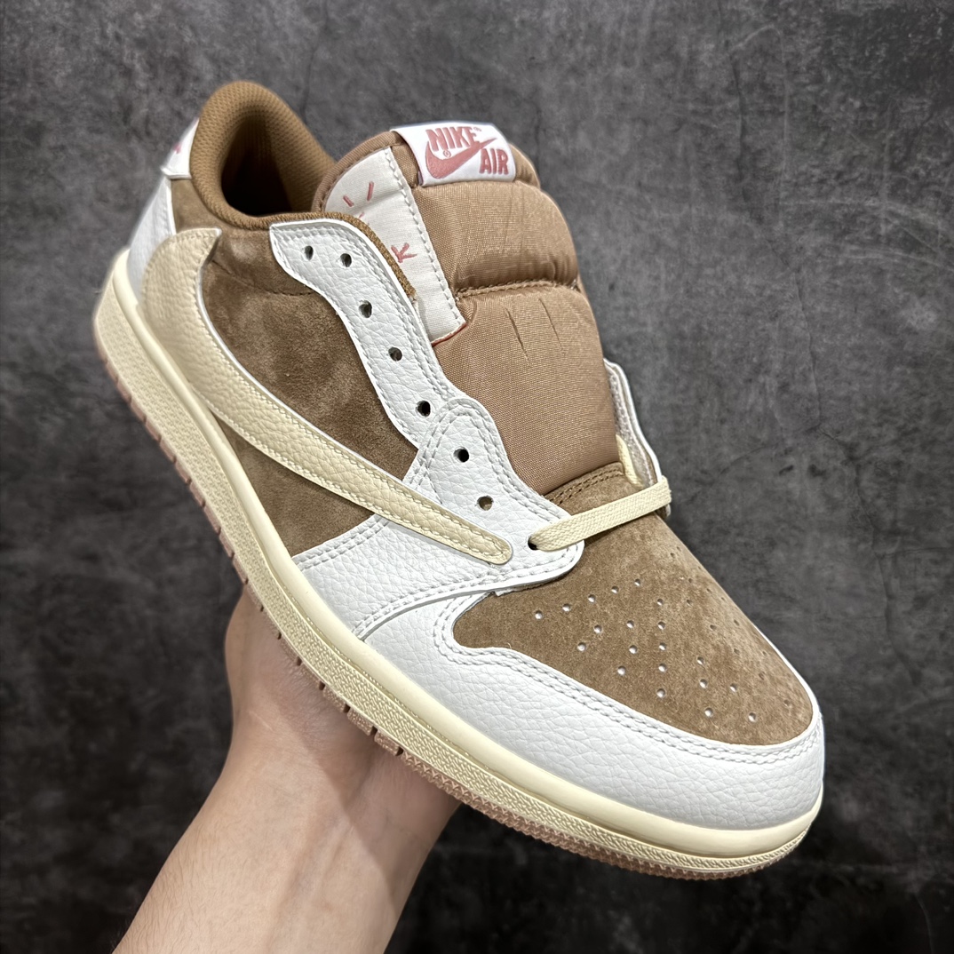 图片[3]-【KZ神版】Travis Scott x Air Jordan AJ1 Low OG SP TS联名9.0 白粉倒钩低帮 DM7866-106nn毫无疑问市场中端王者全套原纸板楦头开发 确保原汁原味完美呈现倒钩版型 原档案转印油墨一体东莞原厂磨具大底独家尺码35.5 48.5 一码一磨具拒绝假半码 此版本只针对中端市场 皮料材质有所更替 其他数据细节工艺流程均保持一致 绝不口嗨 细节品控鞋型随意秒杀市面3XX 4XX 原盒原配 外盒透明胶套 内侧字体 工整带凹凸感 原厂拉帮工艺 针距密度一致 后跟弧度收口自然不对折 极致一眼正品既视感 进口玻璃冲刀皮料裁剪零毛边 承诺百分百一致原鞋 全鞋电脑针车工艺 进口港宝加持 后跟自然饱满 全鞋荧光划线卡点 追求极致完美 每一双都是工艺品 多重QC质检 超越公司货的品控标准 实实在在的免检产品SIZE：35.5 36 36.5 37.5 38 38.5 39 40 40.5 41 42 42.5 43 44 44.5 45 46 47.5 48.5 编码：MF270300-鞋库