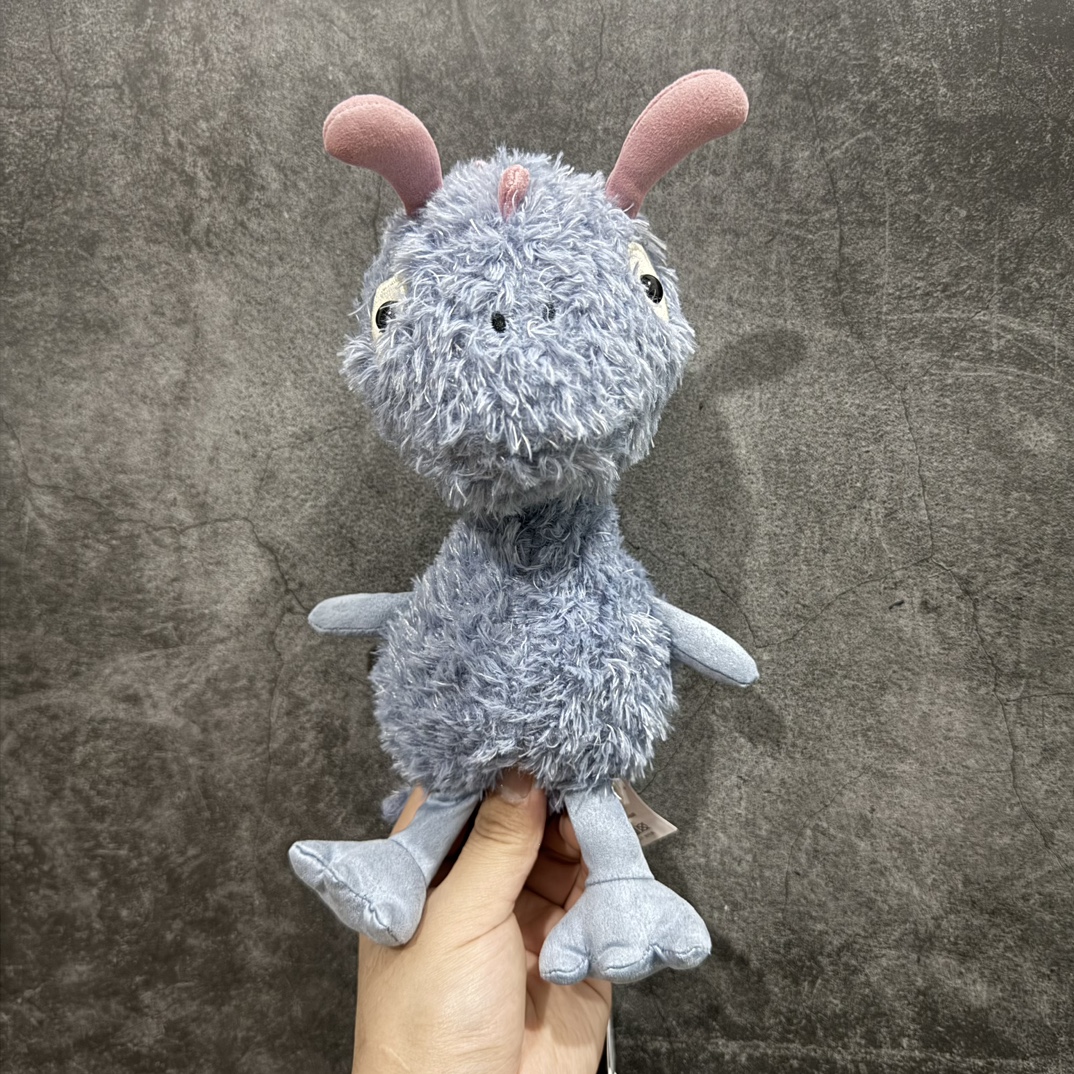 图片[2]-JELLYCAT 动物系列 动物 比米小怪兽 有趣 玩偶 毛绒公仔 28cm高nn全网最🔥Jellycat系列！n这次给大家一次性全全都上齐！n不仅仅是幼儿的陪伴玩偶更加是成年大儿童情绪价值的回收站nn还记得你的第一个毛绒玩偶是什么吗？n毛绒玩偶是我们童年时期的记忆和情感联系，可以唤起我们对过去美好时光的回忆。nn在寒冷或孤独的时刻，抱着毛绒玩偶可以给人一种温暖和安慰的感觉，帮助我们克服负面情绪。nn现在真的是越来越多成年人喜欢Jc玩偶🧸n这样一个品牌，在它的眼里，即使小朋友长大了，也还是需要可爱玩偶哄的，这就是被年轻人疯狂喜爱的JELLYCAT品牌。当玩偶有了不一样的人设、人格和故事，甚至拥有了自己的生活轨迹，即使从工厂批量生产的玩偶，也是人们心目中独一无二的。nn准备礼物还是要看JC，配有原装jc蓝色收纳袋n♻材质都是过出口欧盟en7标准的，没有任何异味，放心给孩子玩，这款不会掉毛nn以下玩偶，全部都是网上大热门的！n有绝版，有最新款，也有很难抢到的系列！n你所需要的 这里都有！n之前还没更上jc系列的，这次一定不要错过。n注意：毛绒玩具弄脏不退换 编码：G160180-鞋库