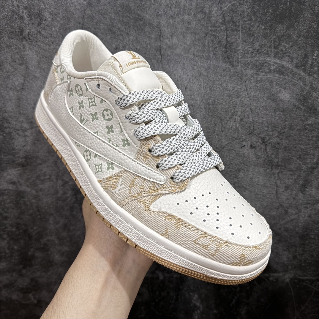 图片[3]-【定制版】Travis Scott x Fragment Design x Jordan Air Jordan 1 Low OG SP AJ1 乔1 LV卡其牛仔 低帮文化休闲板鞋 SJ2068-009rnn多方联名合作融合了Travis Scott 独特的音乐风格，藤原浩个性的设计风格以及Jordan品牌的经典元素 使其成为一双具有独特身份和价值的鞋子 清新而立体的外观加上联名标识更突出了其独特身份 这种配色方案显示出活力和时尚感 在视觉上引人注目  鞋身的质感和细腻的细节处理使其显得高端而格调十足  这款“倒钩”联名是设计与创意完美结合  融合多方的个性风格是一款备受瞩目的潮流鞋款r 尺码：36 36.5 37.5 38 38.5 39 40 40.5 41 42 42.5 43 44 44.5 45  编码：HXS320340-莆田鞋批发中心