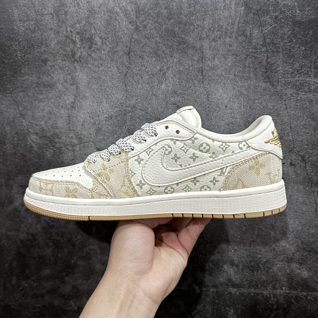 图片[2]-【定制版】Travis Scott x Fragment Design x Jordan Air Jordan 1 Low OG SP AJ1 乔1 LV卡其牛仔 低帮文化休闲板鞋 SJ2068-009rnn多方联名合作融合了Travis Scott 独特的音乐风格，藤原浩个性的设计风格以及Jordan品牌的经典元素 使其成为一双具有独特身份和价值的鞋子 清新而立体的外观加上联名标识更突出了其独特身份 这种配色方案显示出活力和时尚感 在视觉上引人注目  鞋身的质感和细腻的细节处理使其显得高端而格调十足  这款“倒钩”联名是设计与创意完美结合  融合多方的个性风格是一款备受瞩目的潮流鞋款r 尺码：36 36.5 37.5 38 38.5 39 40 40.5 41 42 42.5 43 44 44.5 45  编码：HXS320340-莆田鞋批发中心