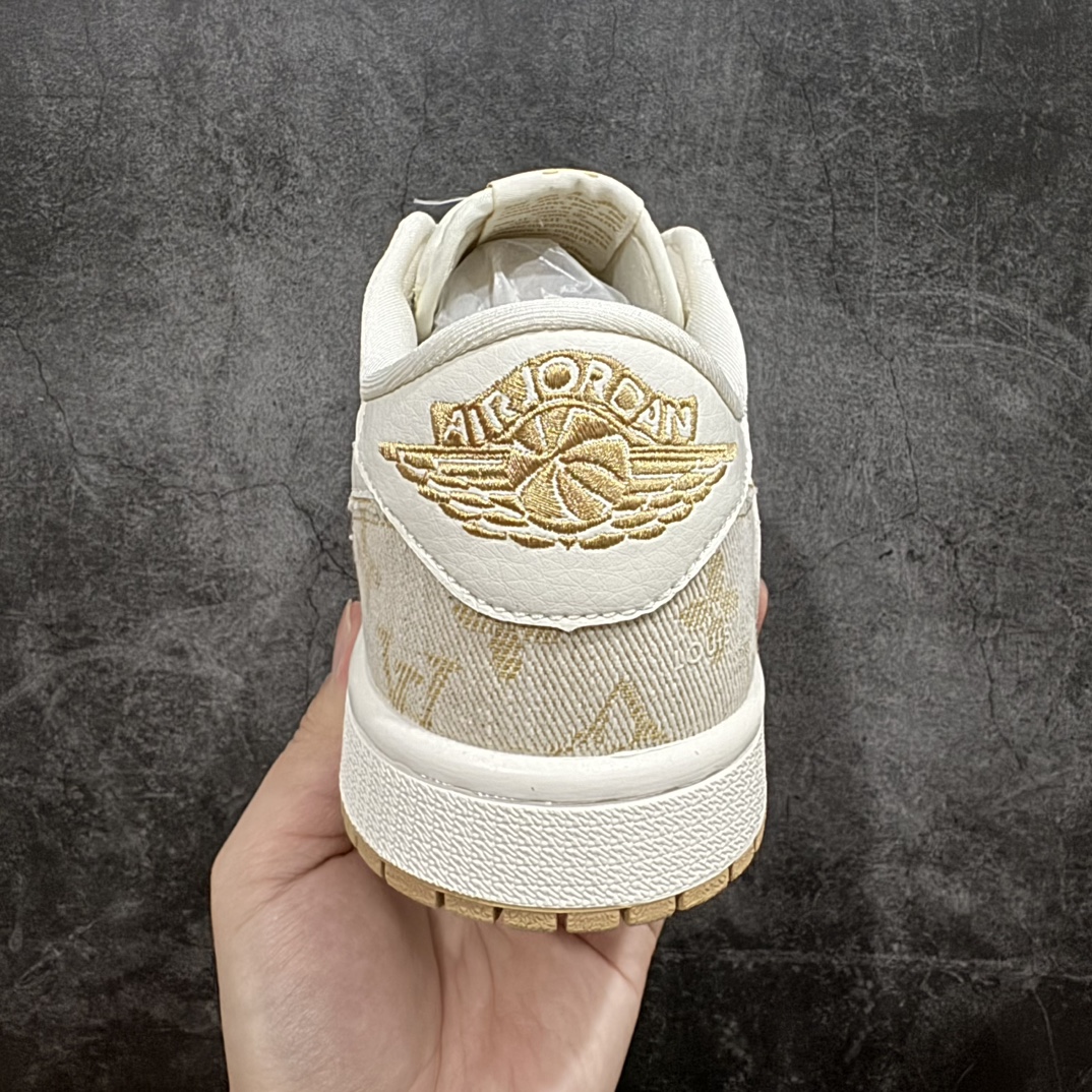 图片[4]-【定制版】Travis Scott x Fragment Design x Jordan Air Jordan 1 Low OG SP AJ1 乔1 LV卡其牛仔 低帮文化休闲板鞋 SJ2068-009rnn多方联名合作融合了Travis Scott 独特的音乐风格，藤原浩个性的设计风格以及Jordan品牌的经典元素 使其成为一双具有独特身份和价值的鞋子 清新而立体的外观加上联名标识更突出了其独特身份 这种配色方案显示出活力和时尚感 在视觉上引人注目  鞋身的质感和细腻的细节处理使其显得高端而格调十足  这款“倒钩”联名是设计与创意完美结合  融合多方的个性风格是一款备受瞩目的潮流鞋款r 尺码：36 36.5 37.5 38 38.5 39 40 40.5 41 42 42.5 43 44 44.5 45  编码：HXS320340-莆田鞋批发中心