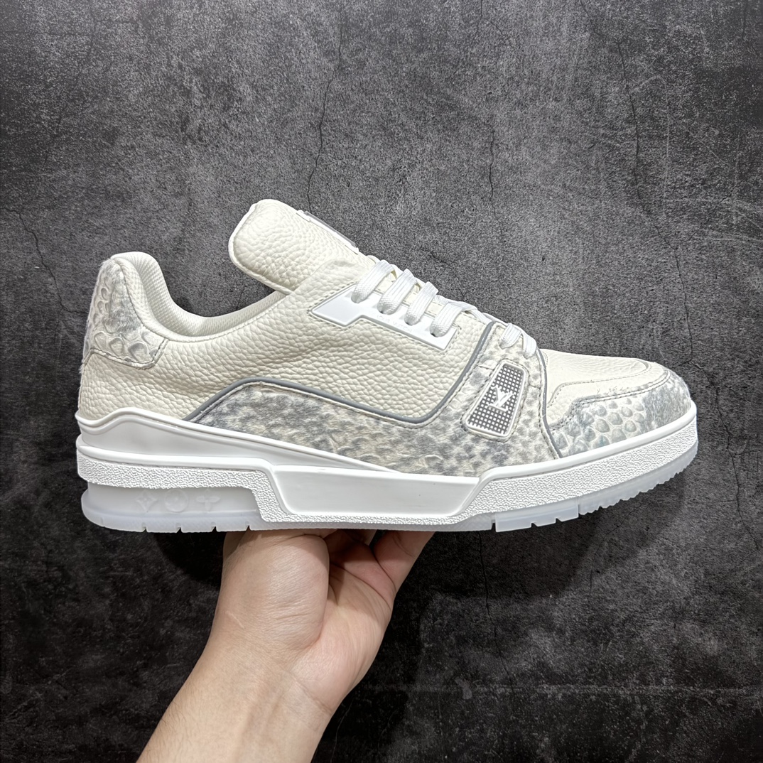 【广东纯原版本】Louis Vuitton LV Trainer 时装走秀运动鞋 做旧系列 市场所有版本中综合最强的货品 GD实力大厂出品  全网最全配色更新最快 最成熟的做工稳定的品控  完美鞋型超高的清洁度 零毛边线头瑕疵 全套原楦原纸版原鞋开模 全网最具灵魂的版型 正确原装黄色鞋盒 正确中底印花 鞋面印花3D高频深度立体 全鞋电脑针车 紧密相连 针距密度一致 环保乳胶注塑鞋垫 厚度脚感还原原版 皮面裁剪部位 统一油边封口工艺 原装橡胶大底含胶量大底组合零偏差 专柜全套包装 防尘袋 说明书 质保卡 男女鞋  尺码：35 36 37 38 39 40 41 42 43 44 45 编码：HH460520-莆田鞋批发中心