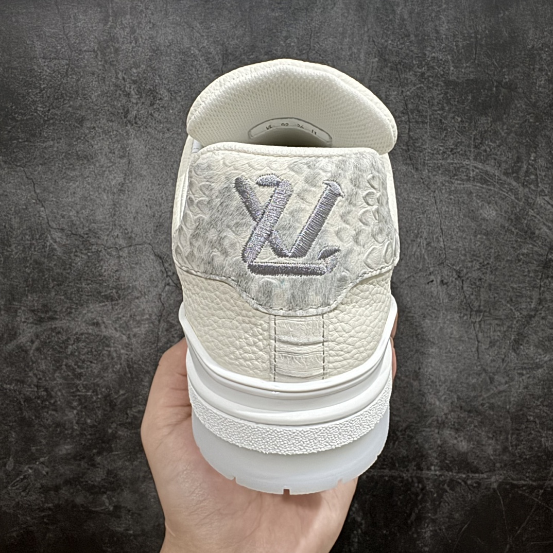 图片[4]-【广东纯原版本】Louis Vuitton LV Trainer 时装走秀运动鞋 做旧系列 市场所有版本中综合最强的货品 GD实力大厂出品  全网最全配色更新最快 最成熟的做工稳定的品控  完美鞋型超高的清洁度 零毛边线头瑕疵 全套原楦原纸版原鞋开模 全网最具灵魂的版型 正确原装黄色鞋盒 正确中底印花 鞋面印花3D高频深度立体 全鞋电脑针车 紧密相连 针距密度一致 环保乳胶注塑鞋垫 厚度脚感还原原版 皮面裁剪部位 统一油边封口工艺 原装橡胶大底含胶量大底组合零偏差 专柜全套包装 防尘袋 说明书 质保卡 男女鞋  尺码：35 36 37 38 39 40 41 42 43 44 45 编码：HH460520-鞋库