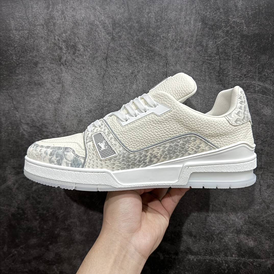 图片[2]-【广东纯原版本】Louis Vuitton LV Trainer 时装走秀运动鞋 做旧系列 市场所有版本中综合最强的货品 GD实力大厂出品  全网最全配色更新最快 最成熟的做工稳定的品控  完美鞋型超高的清洁度 零毛边线头瑕疵 全套原楦原纸版原鞋开模 全网最具灵魂的版型 正确原装黄色鞋盒 正确中底印花 鞋面印花3D高频深度立体 全鞋电脑针车 紧密相连 针距密度一致 环保乳胶注塑鞋垫 厚度脚感还原原版 皮面裁剪部位 统一油边封口工艺 原装橡胶大底含胶量大底组合零偏差 专柜全套包装 防尘袋 说明书 质保卡 男女鞋  尺码：35 36 37 38 39 40 41 42 43 44 45 编码：HH460520-莆田鞋批发中心