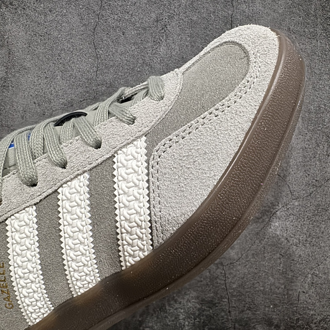 图片[6]-【纳帕软皮纯原版】AD Original Gazelle Indoor Trainers 瞪羚室内鞋系列低帮复古百搭休闲运动德训风板鞋 灰熊 IF1807nn高端零售特供批次原厂定制长毛翻毛皮组合环保纤维革鞋面材质内置环保海玻璃鞋垫 外置RB橡胶大底产品品控稳定性领先行业原厂全套原楦原纸板冲刀磨具开发 原厂皮料加持原厂港宝加持定型后跟R度完美 将复古进行到底简约流畅 三十年不变经典 这款Gazelle运动鞋 无论面料、配色、质感或设计 都只在重现其1991年原款的经典 皮革鞋面 撞色三条纹和鞋跟标的设计 力求呈现90年代的经典复古风潮 Samba火热的同时 也带动了其它的复古鞋型 Gazelle便是其中一只 Gazelle Indoor拥有包边更宽的T字型鞋头 更好的保护运动员的前掌 浓浓的复古氛围感 非常适合现在流行的Cleanfit风格  尺码：36-45 编码：JP240260-莆田鞋批发中心