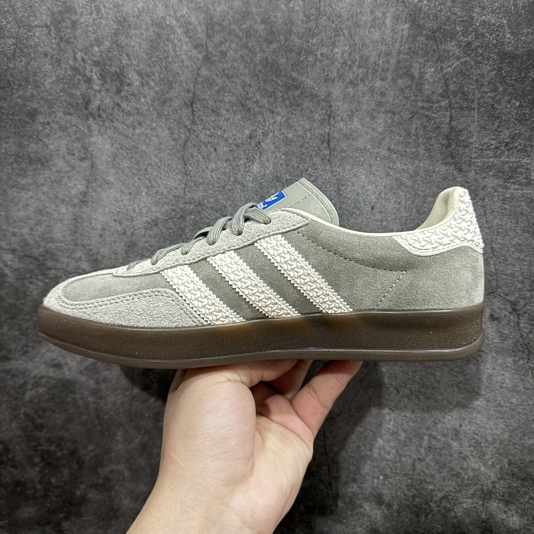 图片[2]-【纳帕软皮纯原版】AD Original Gazelle Indoor Trainers 瞪羚室内鞋系列低帮复古百搭休闲运动德训风板鞋 灰熊 IF1807nn高端零售特供批次原厂定制长毛翻毛皮组合环保纤维革鞋面材质内置环保海玻璃鞋垫 外置RB橡胶大底产品品控稳定性领先行业原厂全套原楦原纸板冲刀磨具开发 原厂皮料加持原厂港宝加持定型后跟R度完美 将复古进行到底简约流畅 三十年不变经典 这款Gazelle运动鞋 无论面料、配色、质感或设计 都只在重现其1991年原款的经典 皮革鞋面 撞色三条纹和鞋跟标的设计 力求呈现90年代的经典复古风潮 Samba火热的同时 也带动了其它的复古鞋型 Gazelle便是其中一只 Gazelle Indoor拥有包边更宽的T字型鞋头 更好的保护运动员的前掌 浓浓的复古氛围感 非常适合现在流行的Cleanfit风格  尺码：36-45 编码：JP240260-莆田鞋批发中心