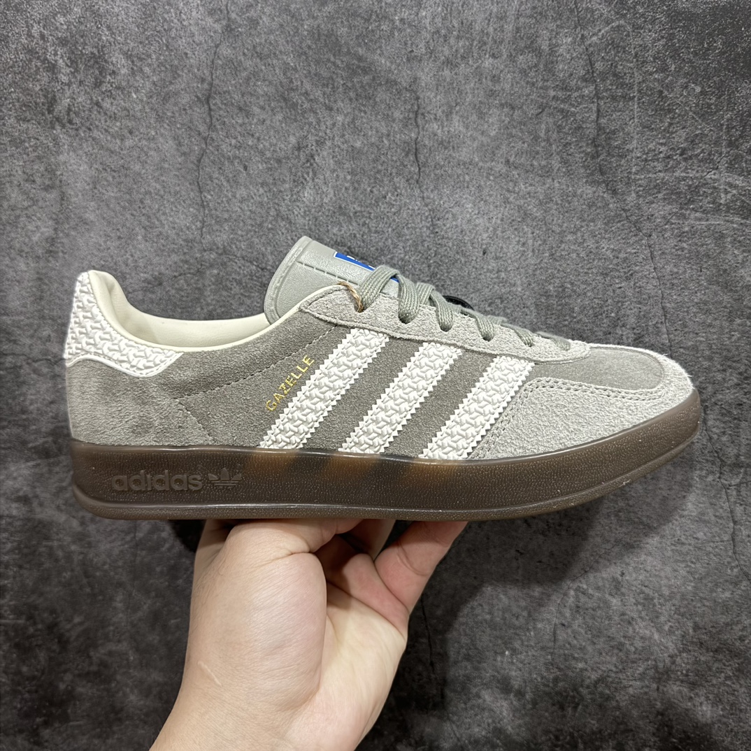 【纳帕软皮纯原版】AD Original Gazelle Indoor Trainers 瞪羚室内鞋系列低帮复古百搭休闲运动德训风板鞋 灰熊 IF1807nn高端零售特供批次原厂定制长毛翻毛皮组合环保纤维革鞋面材质内置环保海玻璃鞋垫 外置RB橡胶大底产品品控稳定性领先行业原厂全套原楦原纸板冲刀磨具开发 原厂皮料加持原厂港宝加持定型后跟R度完美 将复古进行到底简约流畅 三十年不变经典 这款Gazelle运动鞋 无论面料、配色、质感或设计 都只在重现其1991年原款的经典 皮革鞋面 撞色三条纹和鞋跟标的设计 力求呈现90年代的经典复古风潮 Samba火热的同时 也带动了其它的复古鞋型 Gazelle便是其中一只 Gazelle Indoor拥有包边更宽的T字型鞋头 更好的保护运动员的前掌 浓浓的复古氛围感 非常适合现在流行的Cleanfit风格  尺码：36-45 编码：JP240260-莆田鞋批发中心