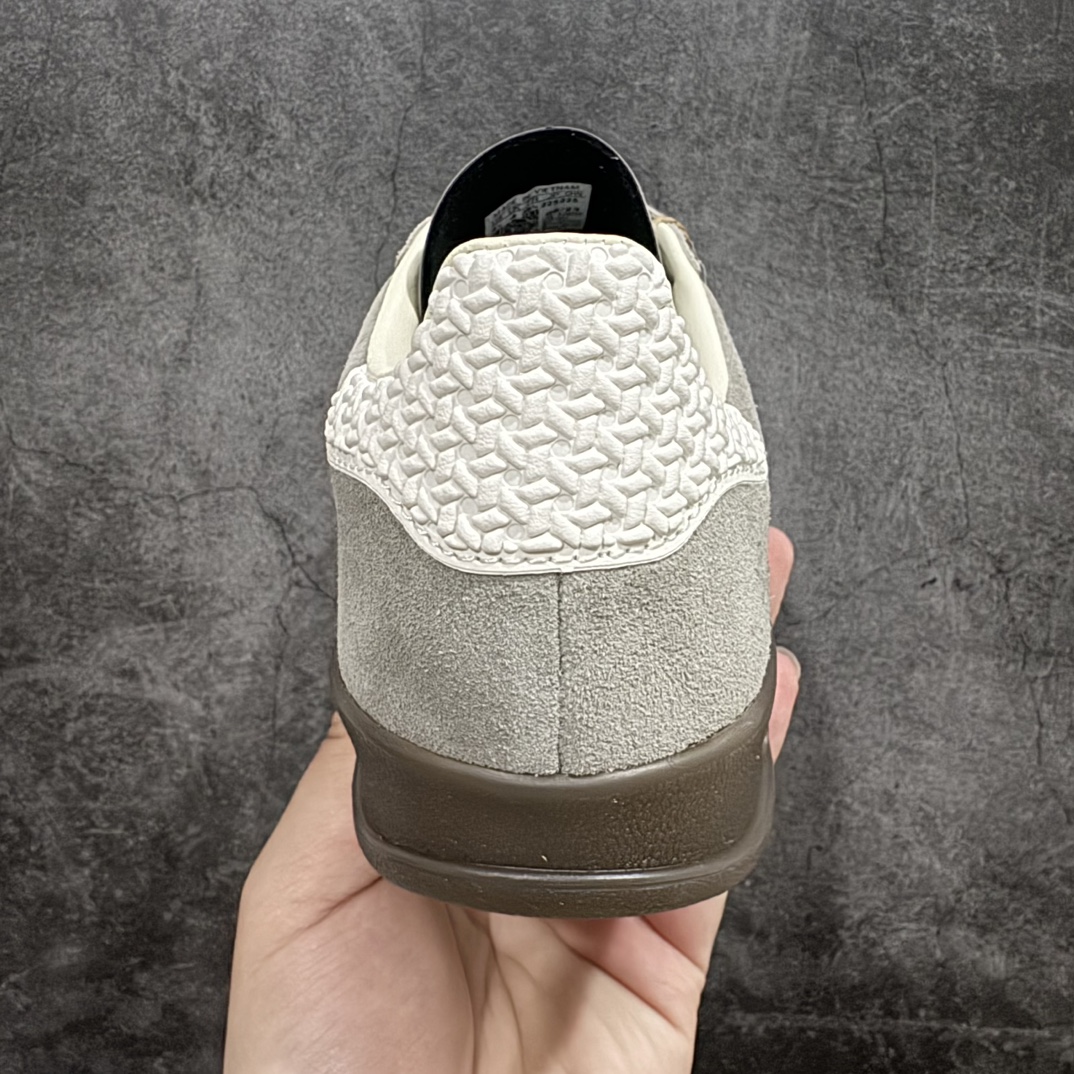 图片[4]-【纳帕软皮纯原版】AD Original Gazelle Indoor Trainers 瞪羚室内鞋系列低帮复古百搭休闲运动德训风板鞋 灰熊 IF1807nn高端零售特供批次原厂定制长毛翻毛皮组合环保纤维革鞋面材质内置环保海玻璃鞋垫 外置RB橡胶大底产品品控稳定性领先行业原厂全套原楦原纸板冲刀磨具开发 原厂皮料加持原厂港宝加持定型后跟R度完美 将复古进行到底简约流畅 三十年不变经典 这款Gazelle运动鞋 无论面料、配色、质感或设计 都只在重现其1991年原款的经典 皮革鞋面 撞色三条纹和鞋跟标的设计 力求呈现90年代的经典复古风潮 Samba火热的同时 也带动了其它的复古鞋型 Gazelle便是其中一只 Gazelle Indoor拥有包边更宽的T字型鞋头 更好的保护运动员的前掌 浓浓的复古氛围感 非常适合现在流行的Cleanfit风格  尺码：36-45 编码：JP240260-莆田鞋批发中心