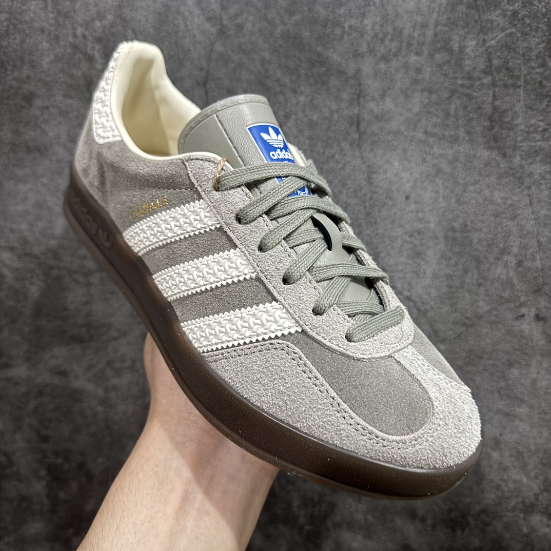 图片[3]-【纳帕软皮纯原版】AD Original Gazelle Indoor Trainers 瞪羚室内鞋系列低帮复古百搭休闲运动德训风板鞋 灰熊 IF1807nn高端零售特供批次原厂定制长毛翻毛皮组合环保纤维革鞋面材质内置环保海玻璃鞋垫 外置RB橡胶大底产品品控稳定性领先行业原厂全套原楦原纸板冲刀磨具开发 原厂皮料加持原厂港宝加持定型后跟R度完美 将复古进行到底简约流畅 三十年不变经典 这款Gazelle运动鞋 无论面料、配色、质感或设计 都只在重现其1991年原款的经典 皮革鞋面 撞色三条纹和鞋跟标的设计 力求呈现90年代的经典复古风潮 Samba火热的同时 也带动了其它的复古鞋型 Gazelle便是其中一只 Gazelle Indoor拥有包边更宽的T字型鞋头 更好的保护运动员的前掌 浓浓的复古氛围感 非常适合现在流行的Cleanfit风格  尺码：36-45 编码：JP240260-莆田鞋批发中心