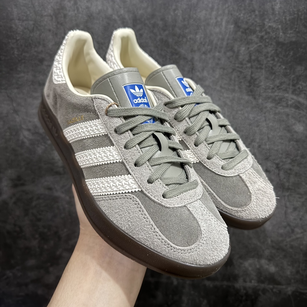 【纳帕软皮纯原版】AD Original Gazelle Indoor Trainers 瞪羚室内鞋系列低帮复古百搭休闲运动德训风板鞋 灰熊 IF1807nn高端零售特供批次原厂定制长毛翻毛皮组合环保纤维革鞋面材质内置环保海玻璃鞋垫 外置RB橡胶大底产品品控稳定性领先行业原厂全套原楦原纸板冲刀磨具开发 原厂皮料加持原厂港宝加持定型后跟R度完美 将复古进行到底简约流畅 三十年不变经典 这款Gazelle运动鞋 无论面料、配色、质感或设计 都只在重现其1991年原款的经典 皮革鞋面 撞色三条纹和鞋跟标的设计 力求呈现90年代的经典复古风潮 Samba火热的同时 也带动了其它的复古鞋型 Gazelle便是其中一只 Gazelle Indoor拥有包边更宽的T字型鞋头 更好的保护运动员的前掌 浓浓的复古氛围感 非常适合现在流行的Cleanfit风格  尺码：36-45 编码：JP240260-莆田鞋批发中心