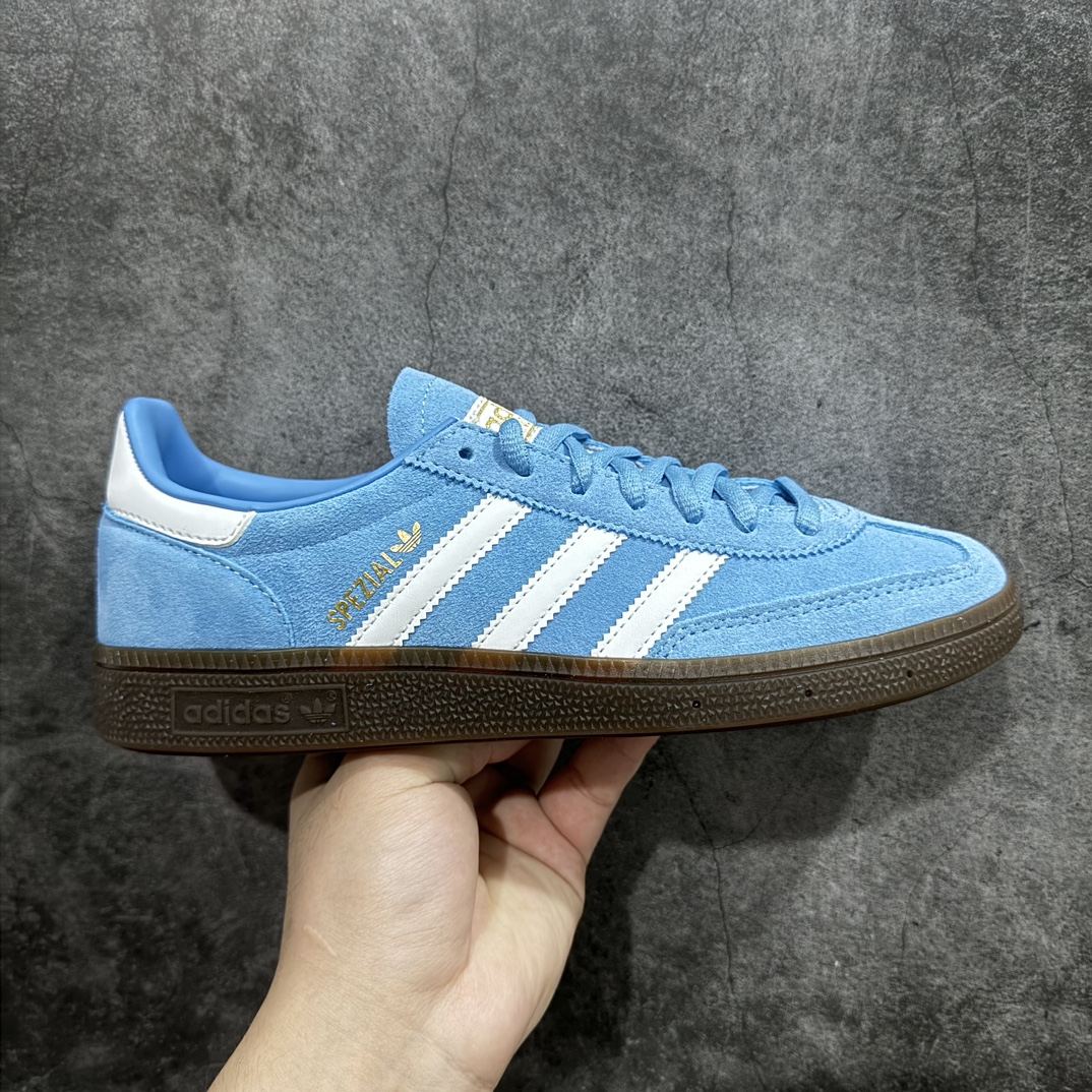 【Top纯原版】Adidas Handball Spezial  阿迪达斯经典款反毛皮复古休闲板鞋 蓝白生胶 BD7632nn大厂出品 原厂材料打造 天花板品质 区别市场货n原厂原档案开发出品 皮料切割干净无任何毛边鞋型细节完美 超高清洁度 市场最高版本  尺码：36 36.5 37 38 38.5 39 40 40.5 41 42 42.5 43 44 44.5 45 编码：TOP240260-莆田鞋批发中心