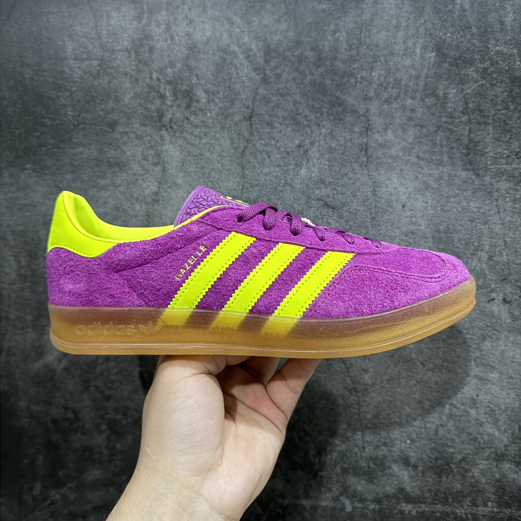 【纳帕皮纯原版】AD Original Gazelle Indoor Trainers 瞪羚室内鞋系列低帮复古百搭休闲运动德训风板鞋 紫黄HQ8715nn高端零售特供批次原厂定制长毛翻毛皮组合环保纤维革鞋面材质内置环保海玻璃鞋垫 外置RB橡胶大底产品品控稳定性领先行业原厂全套原楦原纸板冲刀磨具开发 原厂皮料加持原厂港宝加持定型后跟R度完美 将复古进行到底简约流畅 三十年不变经典 这款Gazelle运动鞋 无论面料、配色、质感或设计 都只在重现其1991年原款的经典 皮革鞋面 撞色三条纹和鞋跟标的设计 力求呈现90年代的经典复古风潮 Samba火热的同时 也带动了其它的复古鞋型 Gazelle便是其中一只 Gazelle Indoor拥有包边更宽的T字型鞋头 更好的保护运动员的前掌 浓浓的复古氛围感 非常适合现在流行的Cleanfit风格  尺码：36-45 编码：Jp240260-莆田鞋批发中心