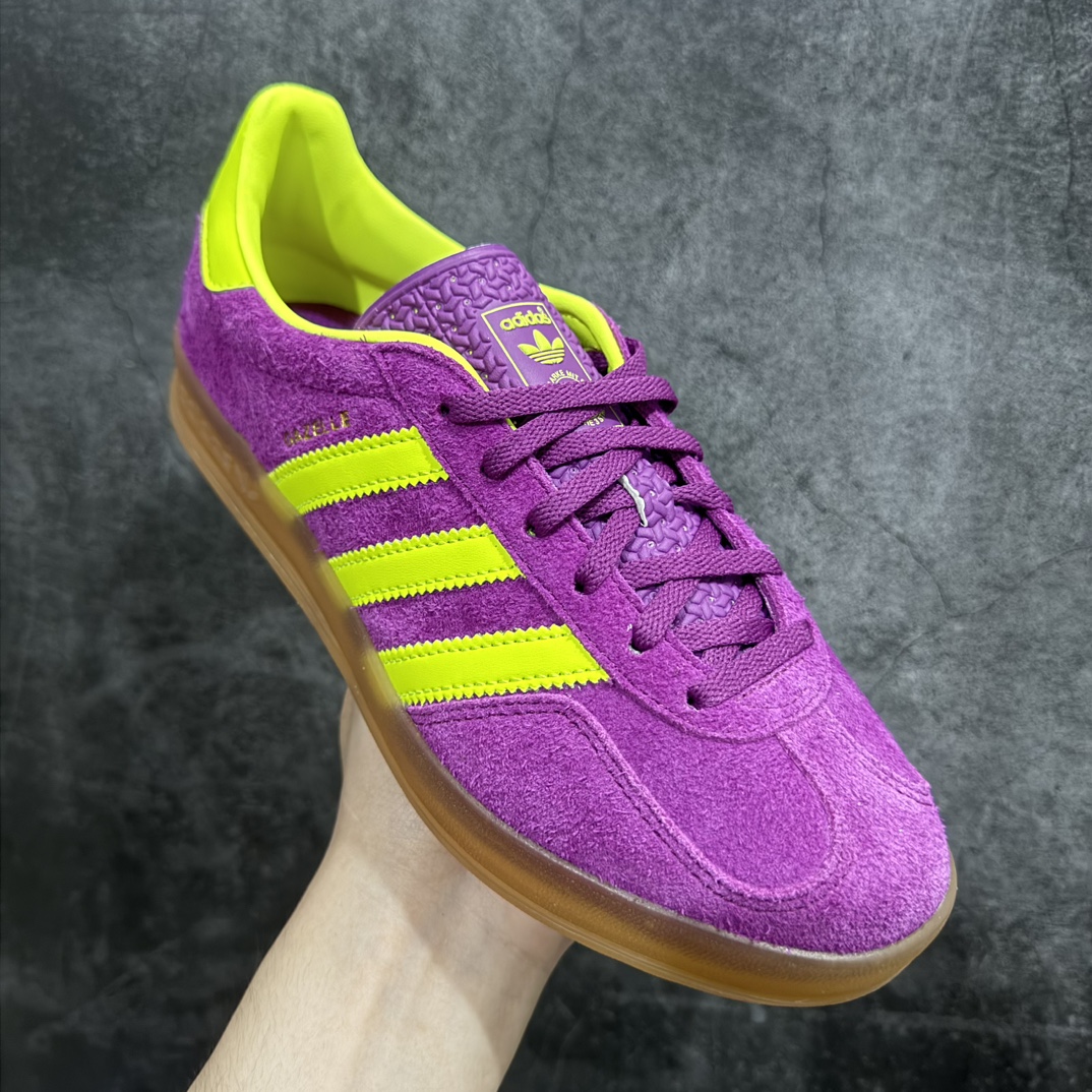 图片[3]-【纳帕皮纯原版】AD Original Gazelle Indoor Trainers 瞪羚室内鞋系列低帮复古百搭休闲运动德训风板鞋 紫黄HQ8715nn高端零售特供批次原厂定制长毛翻毛皮组合环保纤维革鞋面材质内置环保海玻璃鞋垫 外置RB橡胶大底产品品控稳定性领先行业原厂全套原楦原纸板冲刀磨具开发 原厂皮料加持原厂港宝加持定型后跟R度完美 将复古进行到底简约流畅 三十年不变经典 这款Gazelle运动鞋 无论面料、配色、质感或设计 都只在重现其1991年原款的经典 皮革鞋面 撞色三条纹和鞋跟标的设计 力求呈现90年代的经典复古风潮 Samba火热的同时 也带动了其它的复古鞋型 Gazelle便是其中一只 Gazelle Indoor拥有包边更宽的T字型鞋头 更好的保护运动员的前掌 浓浓的复古氛围感 非常适合现在流行的Cleanfit风格  尺码：36-45 编码：Jp240260-莆田鞋批发中心