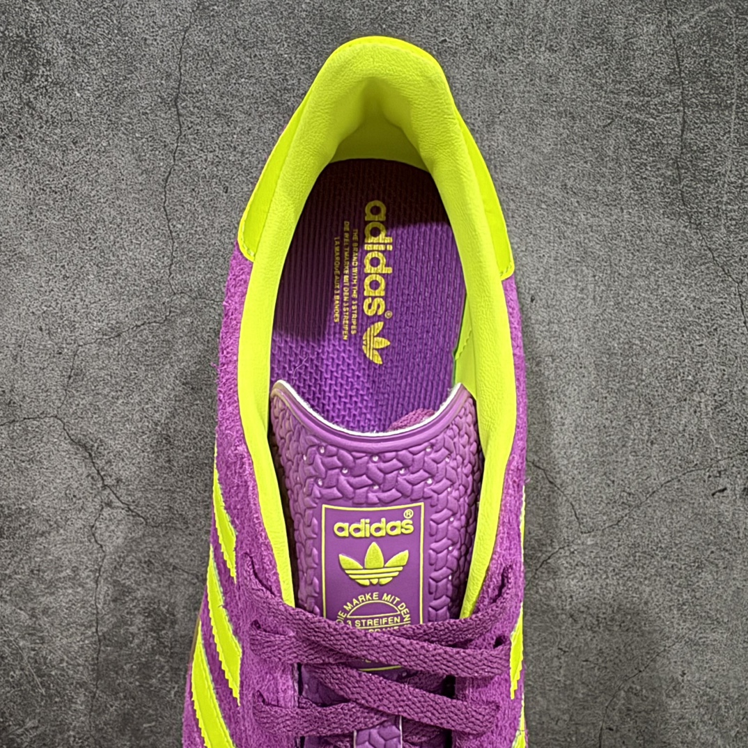 图片[8]-【纳帕皮纯原版】AD Original Gazelle Indoor Trainers 瞪羚室内鞋系列低帮复古百搭休闲运动德训风板鞋 紫黄HQ8715nn高端零售特供批次原厂定制长毛翻毛皮组合环保纤维革鞋面材质内置环保海玻璃鞋垫 外置RB橡胶大底产品品控稳定性领先行业原厂全套原楦原纸板冲刀磨具开发 原厂皮料加持原厂港宝加持定型后跟R度完美 将复古进行到底简约流畅 三十年不变经典 这款Gazelle运动鞋 无论面料、配色、质感或设计 都只在重现其1991年原款的经典 皮革鞋面 撞色三条纹和鞋跟标的设计 力求呈现90年代的经典复古风潮 Samba火热的同时 也带动了其它的复古鞋型 Gazelle便是其中一只 Gazelle Indoor拥有包边更宽的T字型鞋头 更好的保护运动员的前掌 浓浓的复古氛围感 非常适合现在流行的Cleanfit风格  尺码：36-45 编码：Jp240260-莆田鞋批发中心