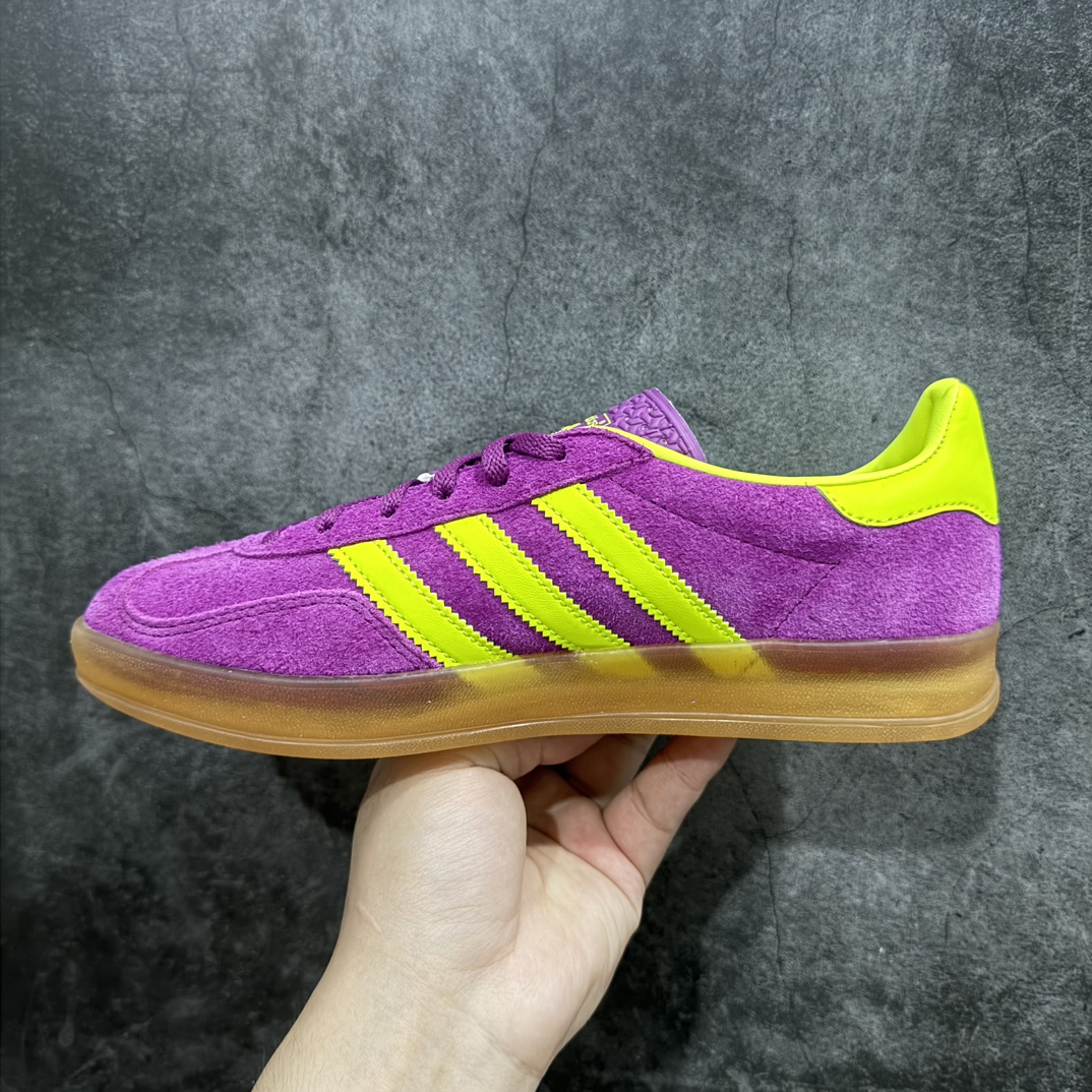 图片[2]-【纳帕皮纯原版】AD Original Gazelle Indoor Trainers 瞪羚室内鞋系列低帮复古百搭休闲运动德训风板鞋 紫黄HQ8715nn高端零售特供批次原厂定制长毛翻毛皮组合环保纤维革鞋面材质内置环保海玻璃鞋垫 外置RB橡胶大底产品品控稳定性领先行业原厂全套原楦原纸板冲刀磨具开发 原厂皮料加持原厂港宝加持定型后跟R度完美 将复古进行到底简约流畅 三十年不变经典 这款Gazelle运动鞋 无论面料、配色、质感或设计 都只在重现其1991年原款的经典 皮革鞋面 撞色三条纹和鞋跟标的设计 力求呈现90年代的经典复古风潮 Samba火热的同时 也带动了其它的复古鞋型 Gazelle便是其中一只 Gazelle Indoor拥有包边更宽的T字型鞋头 更好的保护运动员的前掌 浓浓的复古氛围感 非常适合现在流行的Cleanfit风格  尺码：36-45 编码：Jp240260-莆田鞋批发中心