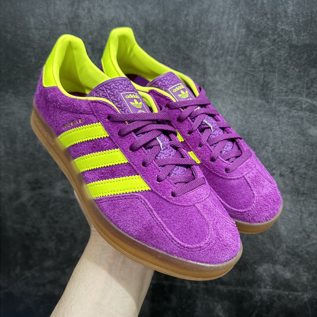 【纳帕皮纯原版】AD Original Gazelle Indoor Trainers 瞪羚室内鞋系列低帮复古百搭休闲运动德训风板鞋 紫黄HQ8715nn高端零售特供批次原厂定制长毛翻毛皮组合环保纤维革鞋面材质内置环保海玻璃鞋垫 外置RB橡胶大底产品品控稳定性领先行业原厂全套原楦原纸板冲刀磨具开发 原厂皮料加持原厂港宝加持定型后跟R度完美 将复古进行到底简约流畅 三十年不变经典 这款Gazelle运动鞋 无论面料、配色、质感或设计 都只在重现其1991年原款的经典 皮革鞋面 撞色三条纹和鞋跟标的设计 力求呈现90年代的经典复古风潮 Samba火热的同时 也带动了其它的复古鞋型 Gazelle便是其中一只 Gazelle Indoor拥有包边更宽的T字型鞋头 更好的保护运动员的前掌 浓浓的复古氛围感 非常适合现在流行的Cleanfit风格  尺码：36-45 编码：Jp240260-莆田鞋批发中心