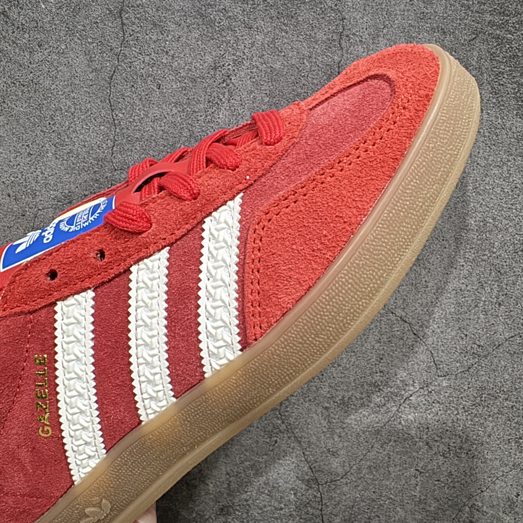 图片[6]-【纳帕皮纯原版】AD Original Gazelle Indoor Trainers 瞪羚室内鞋系列低帮复古百搭休闲运动德训风板鞋 红白IF1808nn高端零售特供批次原厂定制长毛翻毛皮组合环保纤维革鞋面材质内置环保海玻璃鞋垫 外置RB橡胶大底产品品控稳定性领先行业原厂全套原楦原纸板冲刀磨具开发 原厂皮料加持原厂港宝加持定型后跟R度完美 将复古进行到底简约流畅 三十年不变经典 这款Gazelle运动鞋 无论面料、配色、质感或设计 都只在重现其1991年原款的经典 皮革鞋面 撞色三条纹和鞋跟标的设计 力求呈现90年代的经典复古风潮 Samba火热的同时 也带动了其它的复古鞋型 Gazelle便是其中一只 Gazelle Indoor拥有包边更宽的T字型鞋头 更好的保护运动员的前掌 浓浓的复古氛围感 非常适合现在流行的Cleanfit风格  尺码：36-45 编码：Jp240260-莆田鞋批发中心