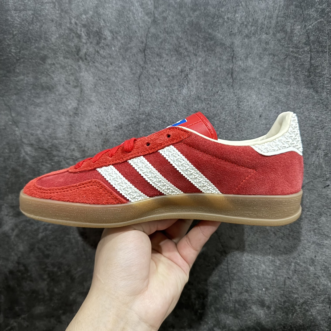 图片[2]-【纳帕皮纯原版】AD Original Gazelle Indoor Trainers 瞪羚室内鞋系列低帮复古百搭休闲运动德训风板鞋 红白IF1808nn高端零售特供批次原厂定制长毛翻毛皮组合环保纤维革鞋面材质内置环保海玻璃鞋垫 外置RB橡胶大底产品品控稳定性领先行业原厂全套原楦原纸板冲刀磨具开发 原厂皮料加持原厂港宝加持定型后跟R度完美 将复古进行到底简约流畅 三十年不变经典 这款Gazelle运动鞋 无论面料、配色、质感或设计 都只在重现其1991年原款的经典 皮革鞋面 撞色三条纹和鞋跟标的设计 力求呈现90年代的经典复古风潮 Samba火热的同时 也带动了其它的复古鞋型 Gazelle便是其中一只 Gazelle Indoor拥有包边更宽的T字型鞋头 更好的保护运动员的前掌 浓浓的复古氛围感 非常适合现在流行的Cleanfit风格  尺码：36-45 编码：Jp240260-莆田鞋批发中心