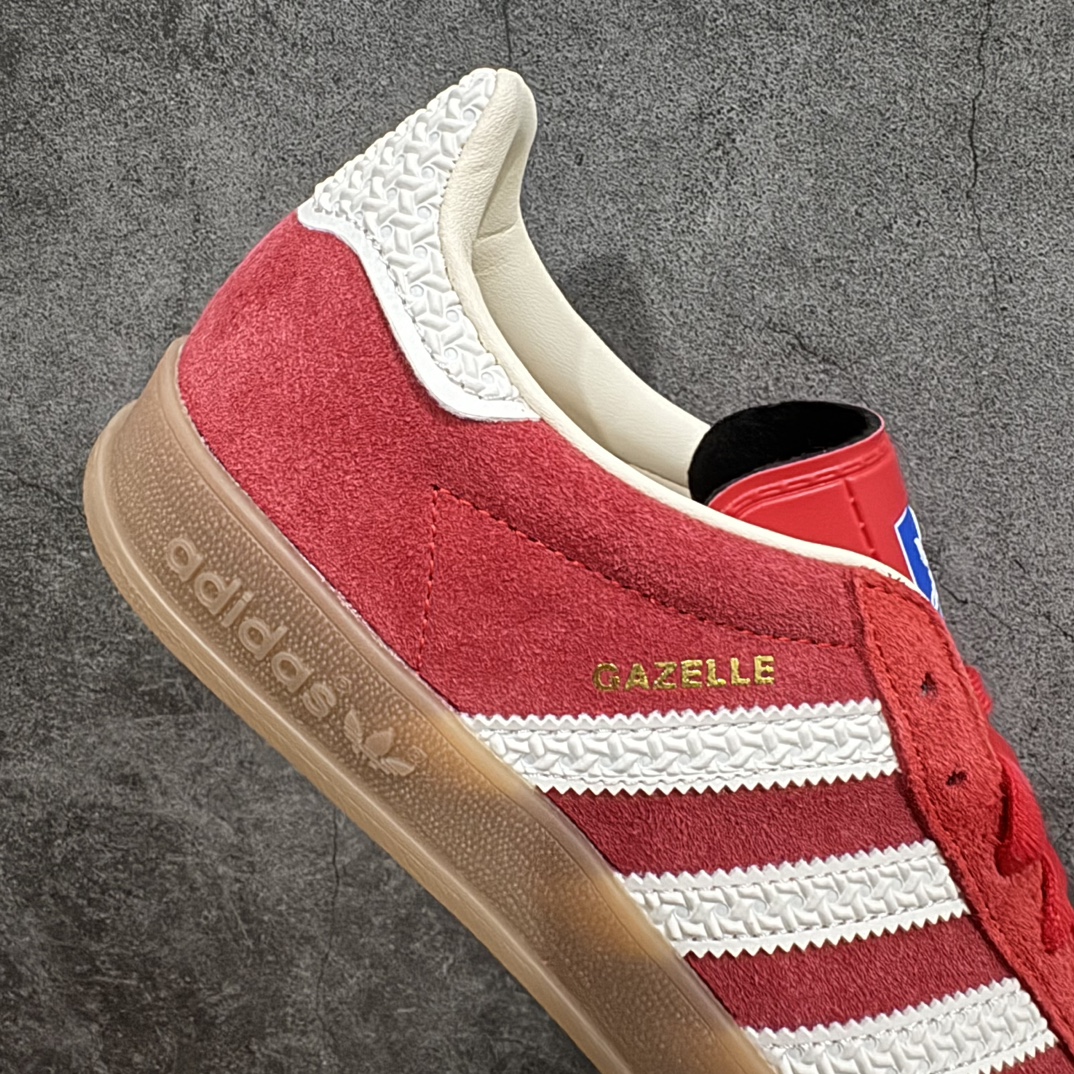 图片[7]-【纳帕皮纯原版】AD Original Gazelle Indoor Trainers 瞪羚室内鞋系列低帮复古百搭休闲运动德训风板鞋 红白IF1808nn高端零售特供批次原厂定制长毛翻毛皮组合环保纤维革鞋面材质内置环保海玻璃鞋垫 外置RB橡胶大底产品品控稳定性领先行业原厂全套原楦原纸板冲刀磨具开发 原厂皮料加持原厂港宝加持定型后跟R度完美 将复古进行到底简约流畅 三十年不变经典 这款Gazelle运动鞋 无论面料、配色、质感或设计 都只在重现其1991年原款的经典 皮革鞋面 撞色三条纹和鞋跟标的设计 力求呈现90年代的经典复古风潮 Samba火热的同时 也带动了其它的复古鞋型 Gazelle便是其中一只 Gazelle Indoor拥有包边更宽的T字型鞋头 更好的保护运动员的前掌 浓浓的复古氛围感 非常适合现在流行的Cleanfit风格  尺码：36-45 编码：Jp240260-莆田鞋批发中心