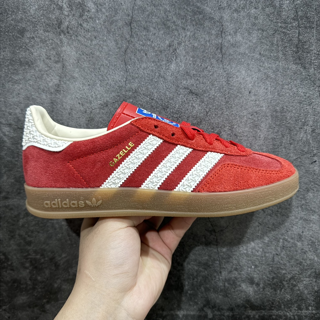 【纳帕皮纯原版】AD Original Gazelle Indoor Trainers 瞪羚室内鞋系列低帮复古百搭休闲运动德训风板鞋 红白IF1808nn高端零售特供批次原厂定制长毛翻毛皮组合环保纤维革鞋面材质内置环保海玻璃鞋垫 外置RB橡胶大底产品品控稳定性领先行业原厂全套原楦原纸板冲刀磨具开发 原厂皮料加持原厂港宝加持定型后跟R度完美 将复古进行到底简约流畅 三十年不变经典 这款Gazelle运动鞋 无论面料、配色、质感或设计 都只在重现其1991年原款的经典 皮革鞋面 撞色三条纹和鞋跟标的设计 力求呈现90年代的经典复古风潮 Samba火热的同时 也带动了其它的复古鞋型 Gazelle便是其中一只 Gazelle Indoor拥有包边更宽的T字型鞋头 更好的保护运动员的前掌 浓浓的复古氛围感 非常适合现在流行的Cleanfit风格  尺码：36-45 编码：Jp240260-莆田鞋批发中心