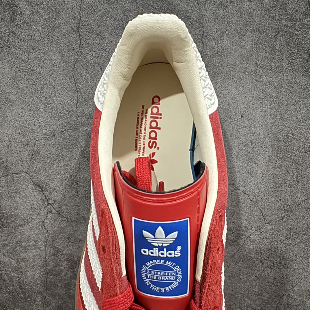 图片[8]-【纳帕皮纯原版】AD Original Gazelle Indoor Trainers 瞪羚室内鞋系列低帮复古百搭休闲运动德训风板鞋 红白IF1808nn高端零售特供批次原厂定制长毛翻毛皮组合环保纤维革鞋面材质内置环保海玻璃鞋垫 外置RB橡胶大底产品品控稳定性领先行业原厂全套原楦原纸板冲刀磨具开发 原厂皮料加持原厂港宝加持定型后跟R度完美 将复古进行到底简约流畅 三十年不变经典 这款Gazelle运动鞋 无论面料、配色、质感或设计 都只在重现其1991年原款的经典 皮革鞋面 撞色三条纹和鞋跟标的设计 力求呈现90年代的经典复古风潮 Samba火热的同时 也带动了其它的复古鞋型 Gazelle便是其中一只 Gazelle Indoor拥有包边更宽的T字型鞋头 更好的保护运动员的前掌 浓浓的复古氛围感 非常适合现在流行的Cleanfit风格  尺码：36-45 编码：Jp240260-莆田鞋批发中心