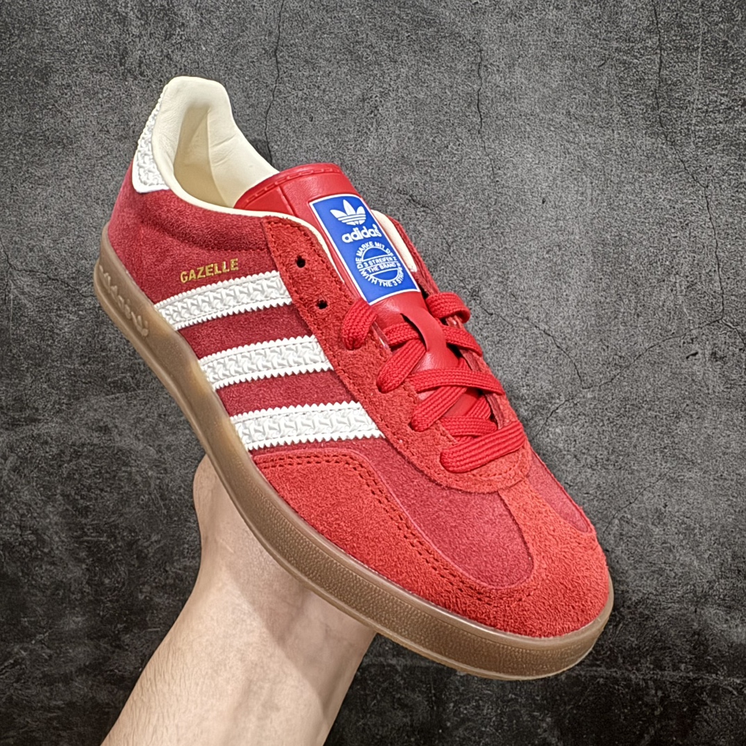 图片[3]-【纳帕皮纯原版】AD Original Gazelle Indoor Trainers 瞪羚室内鞋系列低帮复古百搭休闲运动德训风板鞋 红白IF1808nn高端零售特供批次原厂定制长毛翻毛皮组合环保纤维革鞋面材质内置环保海玻璃鞋垫 外置RB橡胶大底产品品控稳定性领先行业原厂全套原楦原纸板冲刀磨具开发 原厂皮料加持原厂港宝加持定型后跟R度完美 将复古进行到底简约流畅 三十年不变经典 这款Gazelle运动鞋 无论面料、配色、质感或设计 都只在重现其1991年原款的经典 皮革鞋面 撞色三条纹和鞋跟标的设计 力求呈现90年代的经典复古风潮 Samba火热的同时 也带动了其它的复古鞋型 Gazelle便是其中一只 Gazelle Indoor拥有包边更宽的T字型鞋头 更好的保护运动员的前掌 浓浓的复古氛围感 非常适合现在流行的Cleanfit风格  尺码：36-45 编码：Jp240260-莆田鞋批发中心