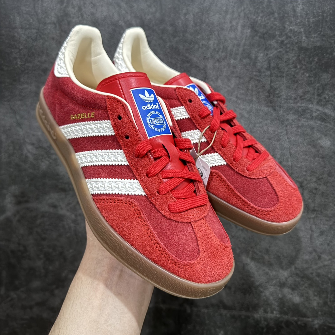 【纳帕皮纯原版】AD Original Gazelle Indoor Trainers 瞪羚室内鞋系列低帮复古百搭休闲运动德训风板鞋 红白IF1808nn高端零售特供批次原厂定制长毛翻毛皮组合环保纤维革鞋面材质内置环保海玻璃鞋垫 外置RB橡胶大底产品品控稳定性领先行业原厂全套原楦原纸板冲刀磨具开发 原厂皮料加持原厂港宝加持定型后跟R度完美 将复古进行到底简约流畅 三十年不变经典 这款Gazelle运动鞋 无论面料、配色、质感或设计 都只在重现其1991年原款的经典 皮革鞋面 撞色三条纹和鞋跟标的设计 力求呈现90年代的经典复古风潮 Samba火热的同时 也带动了其它的复古鞋型 Gazelle便是其中一只 Gazelle Indoor拥有包边更宽的T字型鞋头 更好的保护运动员的前掌 浓浓的复古氛围感 非常适合现在流行的Cleanfit风格  尺码：36-45 编码：Jp240260-莆田鞋批发中心