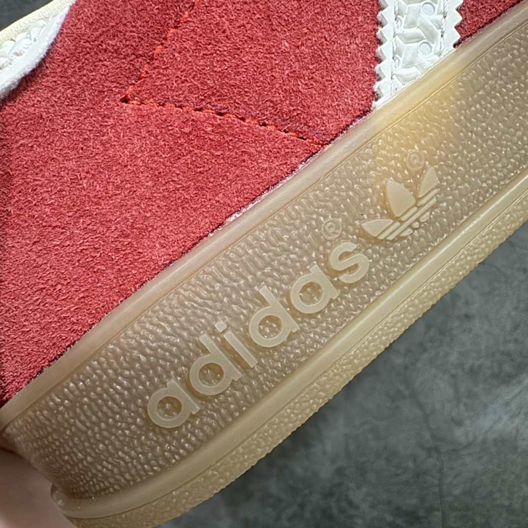 图片[3]-【纳帕皮纯原版】AD Original Gazelle Indoor Trainers 瞪羚室内鞋系列低帮复古百搭休闲运动德训风板鞋 红白IF1808nn高端零售特供批次原厂定制长毛翻毛皮组合环保纤维革鞋面材质内置环保海玻璃鞋垫 外置RB橡胶大底产品品控稳定性领先行业原厂全套原楦原纸板冲刀磨具开发 原厂皮料加持原厂港宝加持定型后跟R度完美 将复古进行到底简约流畅 三十年不变经典 这款Gazelle运动鞋 无论面料、配色、质感或设计 都只在重现其1991年原款的经典 皮革鞋面 撞色三条纹和鞋跟标的设计 力求呈现90年代的经典复古风潮 Samba火热的同时 也带动了其它的复古鞋型 Gazelle便是其中一只 Gazelle Indoor拥有包边更宽的T字型鞋头 更好的保护运动员的前掌 浓浓的复古氛围感 非常适合现在流行的Cleanfit风格  尺码：36-45 编码：Jp240260-莆田鞋批发中心