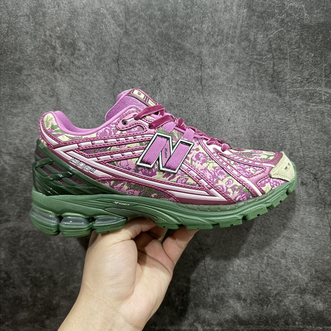 【纯原版】NB新百伦New Balance M1906R 酒红花卉 M1906RDB 系列复古老爹风休闲运动慢跑鞋采用轻质牛剖革拼接透气网眼衬垫织物鞋面材质#T-Beam大底提供足步弓支撑，保持步态稳定#后跟搭载外露缓震胶 鞋身整体以各种深浅不一的灰色覆盖，鞋头以淡蓝色调装饰，网眼衬垫通过不规律的色块实现做旧的美感，泛黄的鞋底更是进一步增添了复古气息。 尺码：36 37 37.5 38 38.5 39.5 40 40.5 41.5 42 42.5 43 44 45 编码：JP260300-莆田鞋批发中心