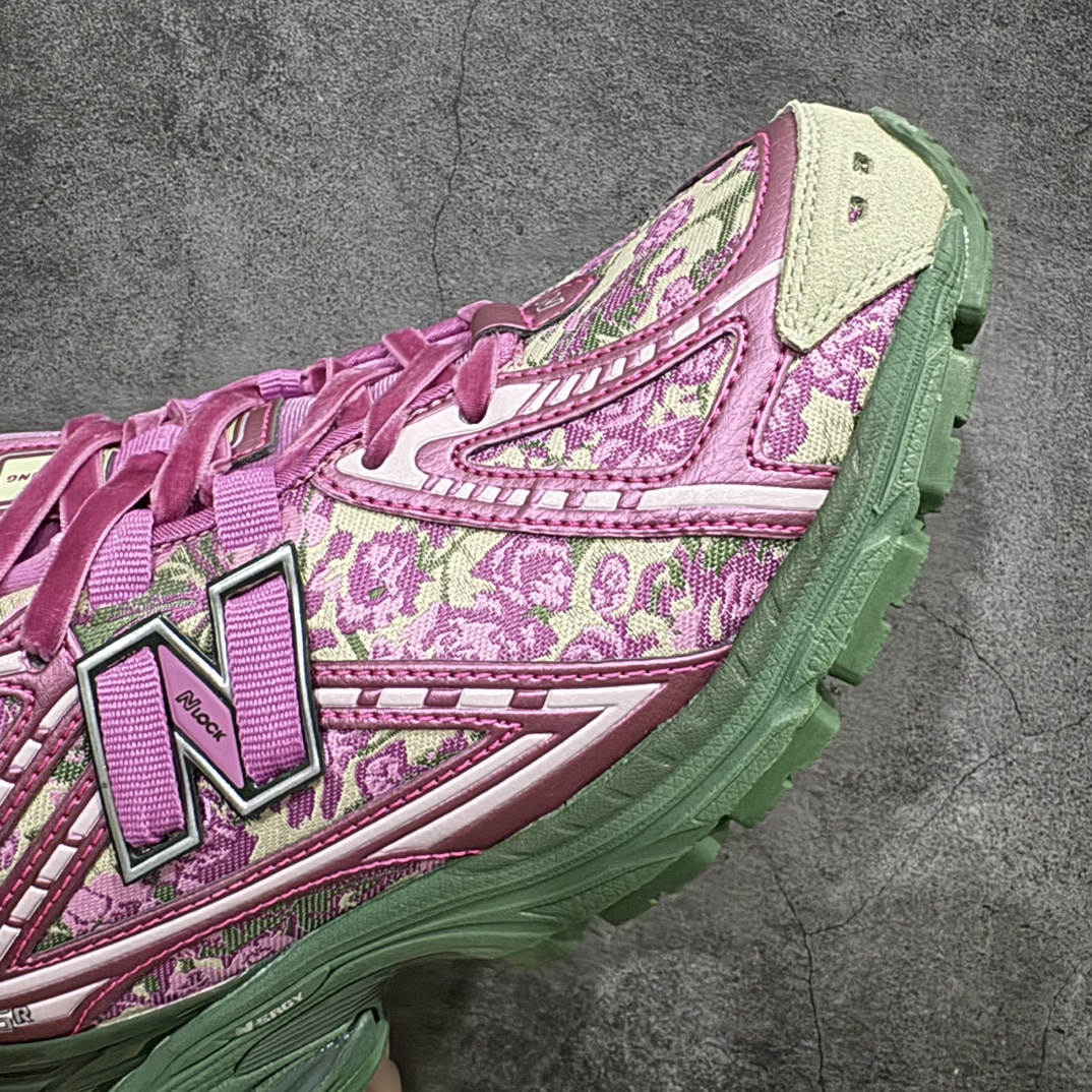 图片[6]-【纯原版】NB新百伦New Balance M1906R 酒红花卉 M1906RDB 系列复古老爹风休闲运动慢跑鞋采用轻质牛剖革拼接透气网眼衬垫织物鞋面材质#T-Beam大底提供足步弓支撑，保持步态稳定#后跟搭载外露缓震胶 鞋身整体以各种深浅不一的灰色覆盖，鞋头以淡蓝色调装饰，网眼衬垫通过不规律的色块实现做旧的美感，泛黄的鞋底更是进一步增添了复古气息。 尺码：36 37 37.5 38 38.5 39.5 40 40.5 41.5 42 42.5 43 44 45 编码：JP260300-莆田鞋批发中心