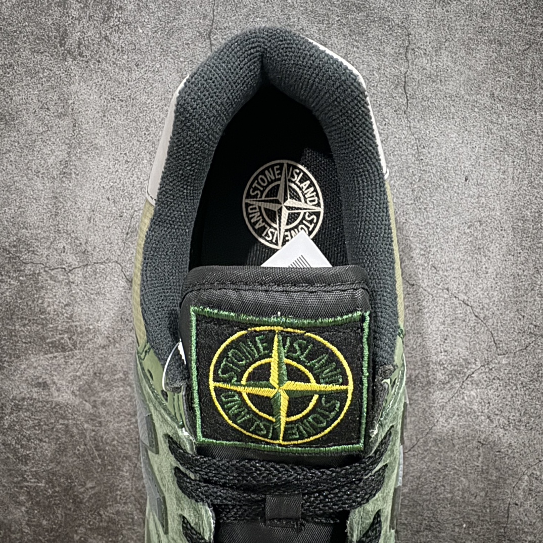 图片[8]-【K版】石头岛Stone Island x NB新百伦New Balance U574\”Light Green\”升级版系列低帮复古休闲运动慢跑鞋“联名浅绿黑”U574LGILn男女鞋真标半码制n升级原楦开发纸版版型n采用猪巴革组合牛津布鞋面材质n全新4层组合独立私模大底❗️ 尺码：36 36.5 37.5 38 38.5 39.5 40 40.5 41.5 42 42.5 43 44 45nnStone Island x New Balance 574 Legacy迎来国内登场。作为双方的联名新品，一改此前的迎合跑鞋鞋型，采用更加适合日常穿搭上脚的 New Balance 574 Legacy 很难不让玩家动心，尤其是热衷 Stone Island 的岛民朋友。而此次更是采用 574 Legacy 作为蓝本，鞋款规格以及做工上更加精良。此次双方在配色选择上军绿色以及灰色作为主调，凸显出与 Stone Island 联名的硬核气质。优质的鞋身材质，也让整双鞋在熟悉的鞋型设计上，焕发出新的生机。鞋舌、鞋跟以及鞋垫点缀 Stone Island 标志性 LOGO，防撕裂织物鞋面、ABZORB 中底保证日常上脚的舒适度。 编码：HXS260280-鞋库