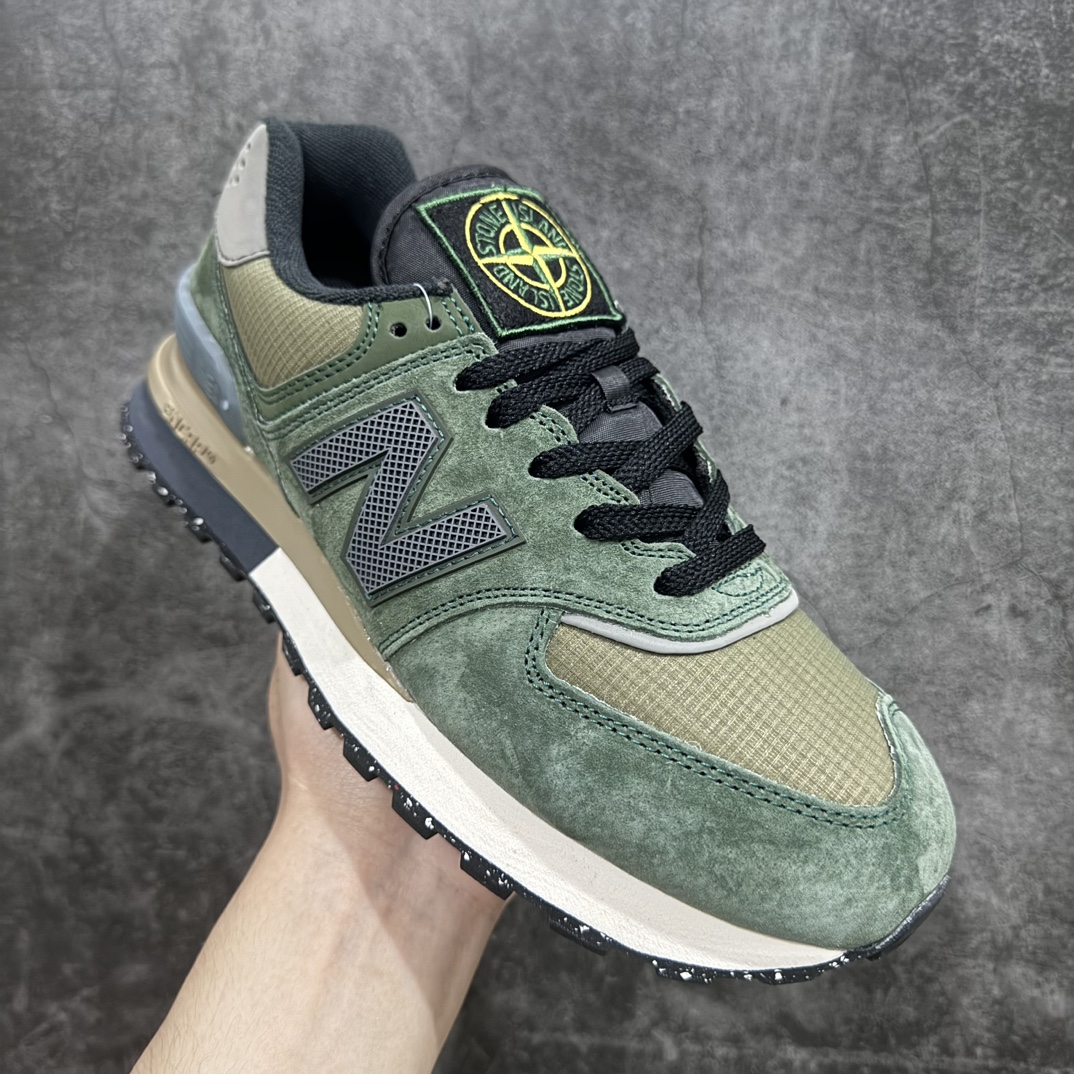 图片[3]-【K版】石头岛Stone Island x NB新百伦New Balance U574\”Light Green\”升级版系列低帮复古休闲运动慢跑鞋“联名浅绿黑”U574LGILn男女鞋真标半码制n升级原楦开发纸版版型n采用猪巴革组合牛津布鞋面材质n全新4层组合独立私模大底❗️ 尺码：36 36.5 37.5 38 38.5 39.5 40 40.5 41.5 42 42.5 43 44 45nnStone Island x New Balance 574 Legacy迎来国内登场。作为双方的联名新品，一改此前的迎合跑鞋鞋型，采用更加适合日常穿搭上脚的 New Balance 574 Legacy 很难不让玩家动心，尤其是热衷 Stone Island 的岛民朋友。而此次更是采用 574 Legacy 作为蓝本，鞋款规格以及做工上更加精良。此次双方在配色选择上军绿色以及灰色作为主调，凸显出与 Stone Island 联名的硬核气质。优质的鞋身材质，也让整双鞋在熟悉的鞋型设计上，焕发出新的生机。鞋舌、鞋跟以及鞋垫点缀 Stone Island 标志性 LOGO，防撕裂织物鞋面、ABZORB 中底保证日常上脚的舒适度。 编码：HXS260280-鞋库