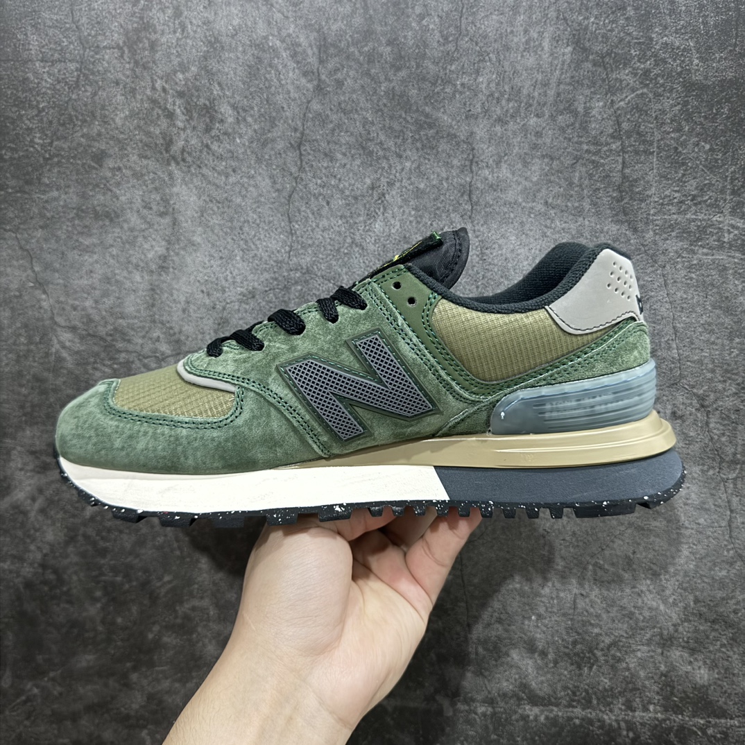 图片[2]-【K版】石头岛Stone Island x NB新百伦New Balance U574\”Light Green\”升级版系列低帮复古休闲运动慢跑鞋“联名浅绿黑”U574LGILn男女鞋真标半码制n升级原楦开发纸版版型n采用猪巴革组合牛津布鞋面材质n全新4层组合独立私模大底❗️ 尺码：36 36.5 37.5 38 38.5 39.5 40 40.5 41.5 42 42.5 43 44 45nnStone Island x New Balance 574 Legacy迎来国内登场。作为双方的联名新品，一改此前的迎合跑鞋鞋型，采用更加适合日常穿搭上脚的 New Balance 574 Legacy 很难不让玩家动心，尤其是热衷 Stone Island 的岛民朋友。而此次更是采用 574 Legacy 作为蓝本，鞋款规格以及做工上更加精良。此次双方在配色选择上军绿色以及灰色作为主调，凸显出与 Stone Island 联名的硬核气质。优质的鞋身材质，也让整双鞋在熟悉的鞋型设计上，焕发出新的生机。鞋舌、鞋跟以及鞋垫点缀 Stone Island 标志性 LOGO，防撕裂织物鞋面、ABZORB 中底保证日常上脚的舒适度。 编码：HXS260280-鞋库