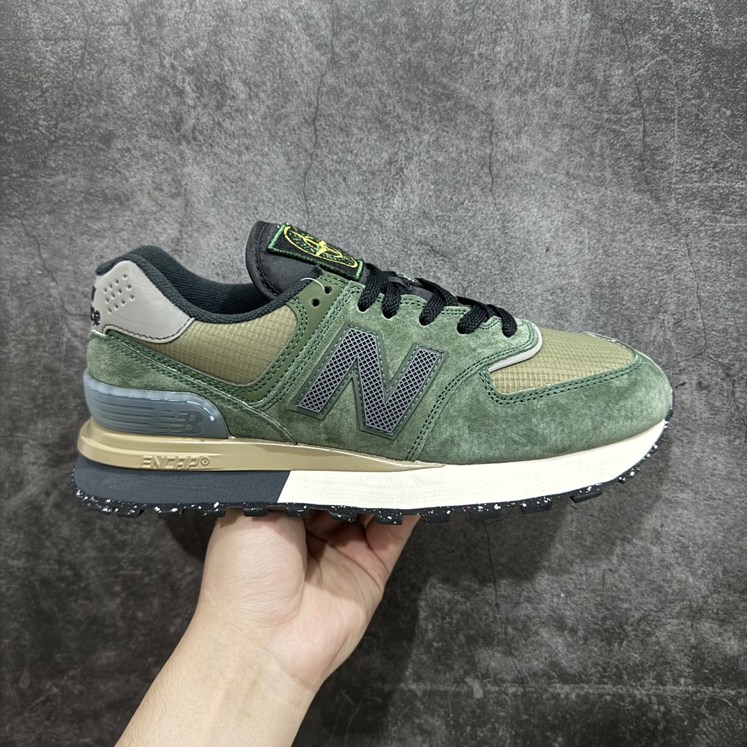 【K版】石头岛Stone Island x NB新百伦New Balance U574\”Light Green\”升级版系列低帮复古休闲运动慢跑鞋“联名浅绿黑”U574LGILn男女鞋真标半码制n升级原楦开发纸版版型n采用猪巴革组合牛津布鞋面材质n全新4层组合独立私模大底❗️ 尺码：36 36.5 37.5 38 38.5 39.5 40 40.5 41.5 42 42.5 43 44 45nnStone Island x New Balance 574 Legacy迎来国内登场。作为双方的联名新品，一改此前的迎合跑鞋鞋型，采用更加适合日常穿搭上脚的 New Balance 574 Legacy 很难不让玩家动心，尤其是热衷 Stone Island 的岛民朋友。而此次更是采用 574 Legacy 作为蓝本，鞋款规格以及做工上更加精良。此次双方在配色选择上军绿色以及灰色作为主调，凸显出与 Stone Island 联名的硬核气质。优质的鞋身材质，也让整双鞋在熟悉的鞋型设计上，焕发出新的生机。鞋舌、鞋跟以及鞋垫点缀 Stone Island 标志性 LOGO，防撕裂织物鞋面、ABZORB 中底保证日常上脚的舒适度。 编码：HXS260280-鞋库