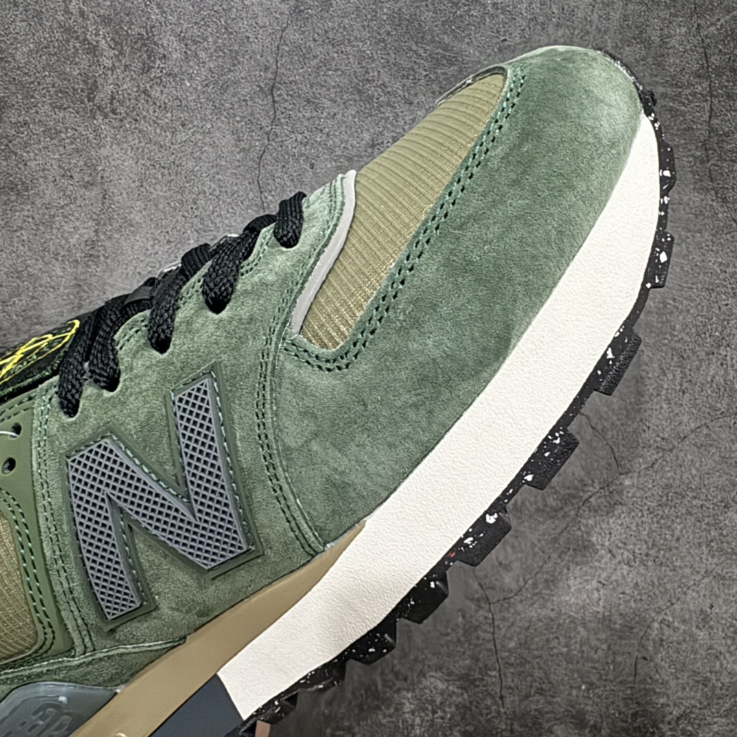 图片[6]-【K版】石头岛Stone Island x NB新百伦New Balance U574\”Light Green\”升级版系列低帮复古休闲运动慢跑鞋“联名浅绿黑”U574LGILn男女鞋真标半码制n升级原楦开发纸版版型n采用猪巴革组合牛津布鞋面材质n全新4层组合独立私模大底❗️ 尺码：36 36.5 37.5 38 38.5 39.5 40 40.5 41.5 42 42.5 43 44 45nnStone Island x New Balance 574 Legacy迎来国内登场。作为双方的联名新品，一改此前的迎合跑鞋鞋型，采用更加适合日常穿搭上脚的 New Balance 574 Legacy 很难不让玩家动心，尤其是热衷 Stone Island 的岛民朋友。而此次更是采用 574 Legacy 作为蓝本，鞋款规格以及做工上更加精良。此次双方在配色选择上军绿色以及灰色作为主调，凸显出与 Stone Island 联名的硬核气质。优质的鞋身材质，也让整双鞋在熟悉的鞋型设计上，焕发出新的生机。鞋舌、鞋跟以及鞋垫点缀 Stone Island 标志性 LOGO，防撕裂织物鞋面、ABZORB 中底保证日常上脚的舒适度。 编码：HXS260280-鞋库