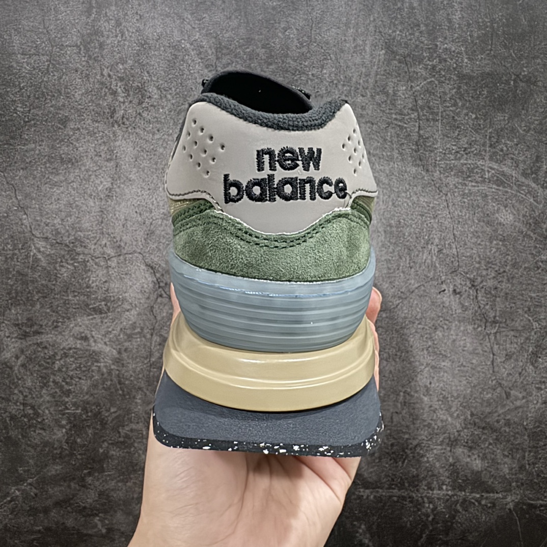 图片[4]-【K版】石头岛Stone Island x NB新百伦New Balance U574\”Light Green\”升级版系列低帮复古休闲运动慢跑鞋“联名浅绿黑”U574LGILn男女鞋真标半码制n升级原楦开发纸版版型n采用猪巴革组合牛津布鞋面材质n全新4层组合独立私模大底❗️ 尺码：36 36.5 37.5 38 38.5 39.5 40 40.5 41.5 42 42.5 43 44 45nnStone Island x New Balance 574 Legacy迎来国内登场。作为双方的联名新品，一改此前的迎合跑鞋鞋型，采用更加适合日常穿搭上脚的 New Balance 574 Legacy 很难不让玩家动心，尤其是热衷 Stone Island 的岛民朋友。而此次更是采用 574 Legacy 作为蓝本，鞋款规格以及做工上更加精良。此次双方在配色选择上军绿色以及灰色作为主调，凸显出与 Stone Island 联名的硬核气质。优质的鞋身材质，也让整双鞋在熟悉的鞋型设计上，焕发出新的生机。鞋舌、鞋跟以及鞋垫点缀 Stone Island 标志性 LOGO，防撕裂织物鞋面、ABZORB 中底保证日常上脚的舒适度。 编码：HXS260280-鞋库