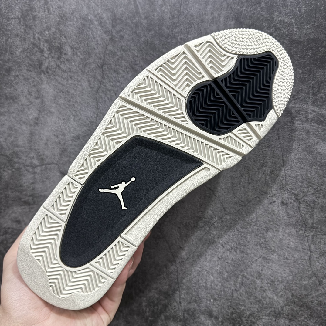 纯原版AirJordanAJ4RM重制版低帮复古篮球鞋黑白熊猫FQ7939-001采用了低帮的设计并保留