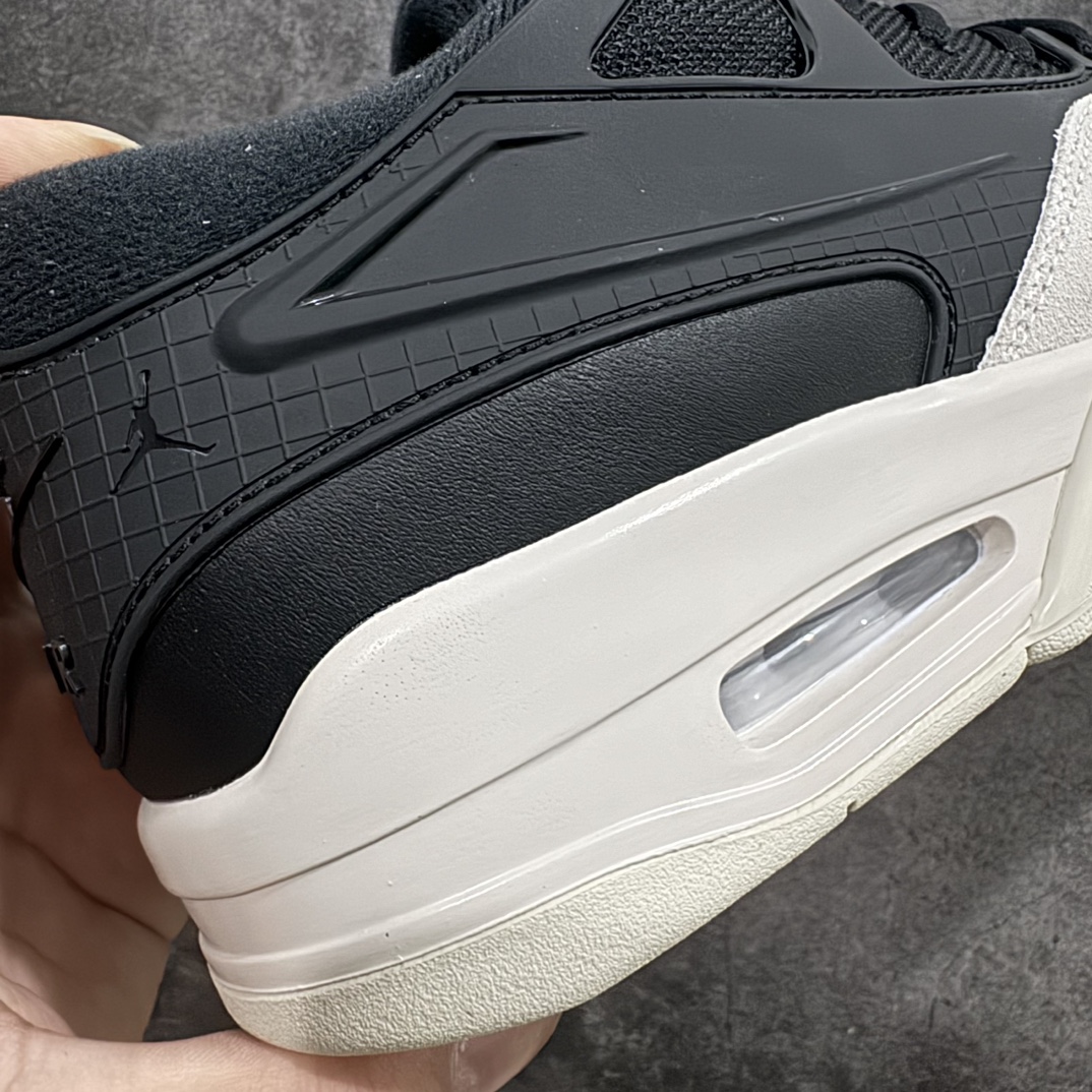 纯原版AirJordanAJ4RM重制版低帮复古篮球鞋黑白熊猫FQ7939-001采用了低帮的设计并保留