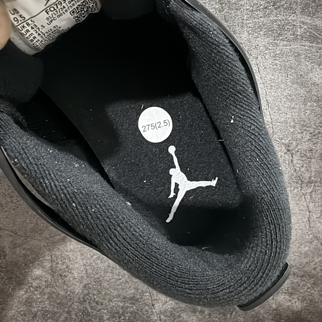 纯原版AirJordanAJ4RM重制版低帮复古篮球鞋黑白熊猫FQ7939-001采用了低帮的设计并保留