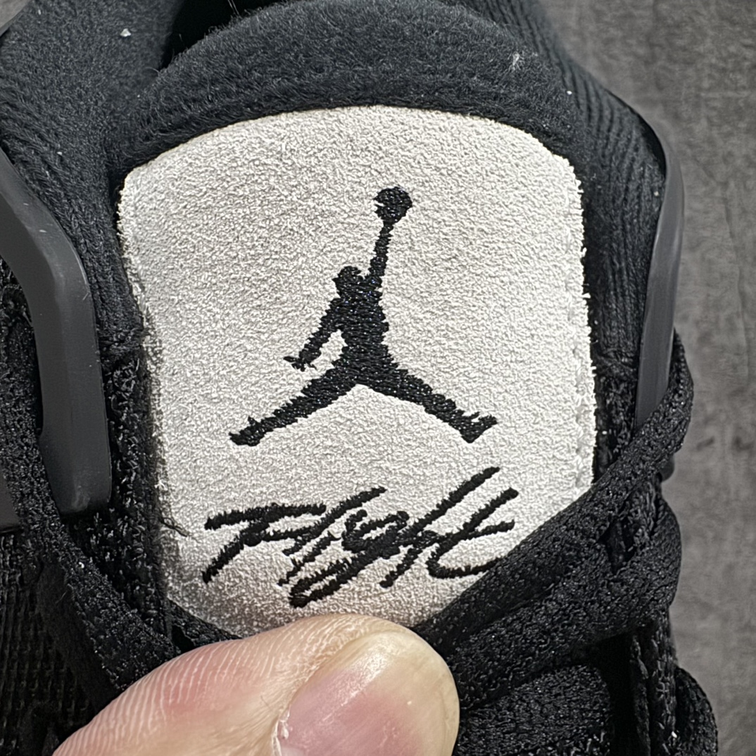 纯原版AirJordanAJ4RM重制版低帮复古篮球鞋黑白熊猫FQ7939-001采用了低帮的设计并保留