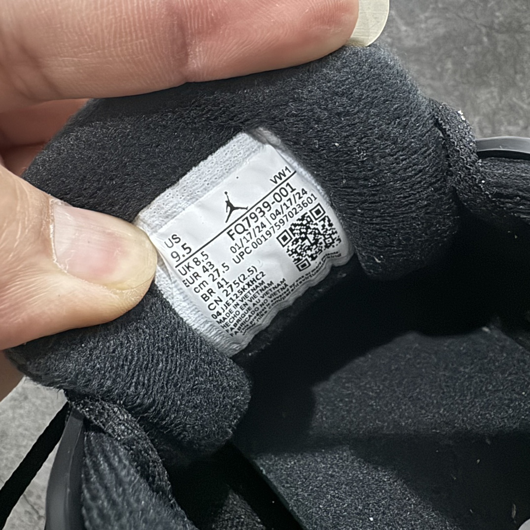 纯原版AirJordanAJ4RM重制版低帮复古篮球鞋黑白熊猫FQ7939-001采用了低帮的设计并保留