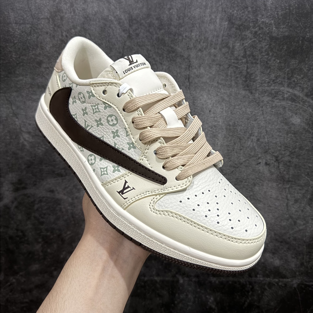 图片[3]-【定制版】Travis Scott x Fragment Design x Jordan Air Jordan 1 Low OG SP AJ1 乔1 LV米棕印花 低帮文化休闲板鞋 LJ5188-006n多方联名合作融合了Travis Scott 独特的音乐风格，藤原浩个性的设计风格以及Jordan品牌的经典元素 使其成为一双具有独特身份和价值的鞋子 清新而立体的外观加上联名标识更突出了其独特身份 这种配色方案显示出活力和时尚感 在视觉上引人注目 鞋身的质感和细腻的细节处理使其显得高端而格调十足 这款“倒钩”联名是设计与创意完美结合 融合多方的个性风格是一款备受瞩目的潮流鞋款  尺码：36-45（半） 编码：HXS320340-莆田鞋批发中心