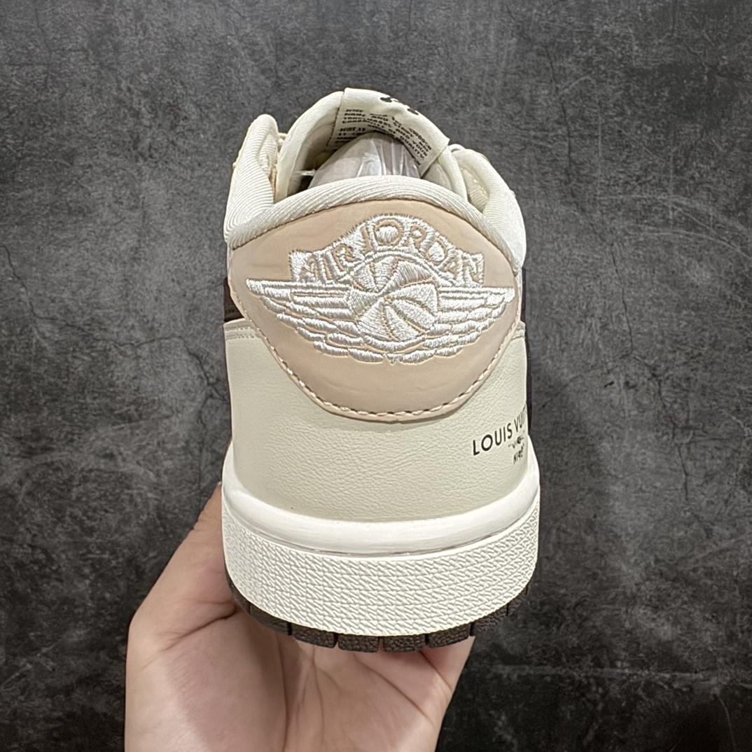 图片[4]-【定制版】Travis Scott x Fragment Design x Jordan Air Jordan 1 Low OG SP AJ1 乔1 LV米棕印花 低帮文化休闲板鞋 LJ5188-006n多方联名合作融合了Travis Scott 独特的音乐风格，藤原浩个性的设计风格以及Jordan品牌的经典元素 使其成为一双具有独特身份和价值的鞋子 清新而立体的外观加上联名标识更突出了其独特身份 这种配色方案显示出活力和时尚感 在视觉上引人注目 鞋身的质感和细腻的细节处理使其显得高端而格调十足 这款“倒钩”联名是设计与创意完美结合 融合多方的个性风格是一款备受瞩目的潮流鞋款  尺码：36-45（半） 编码：HXS320340-莆田鞋批发中心