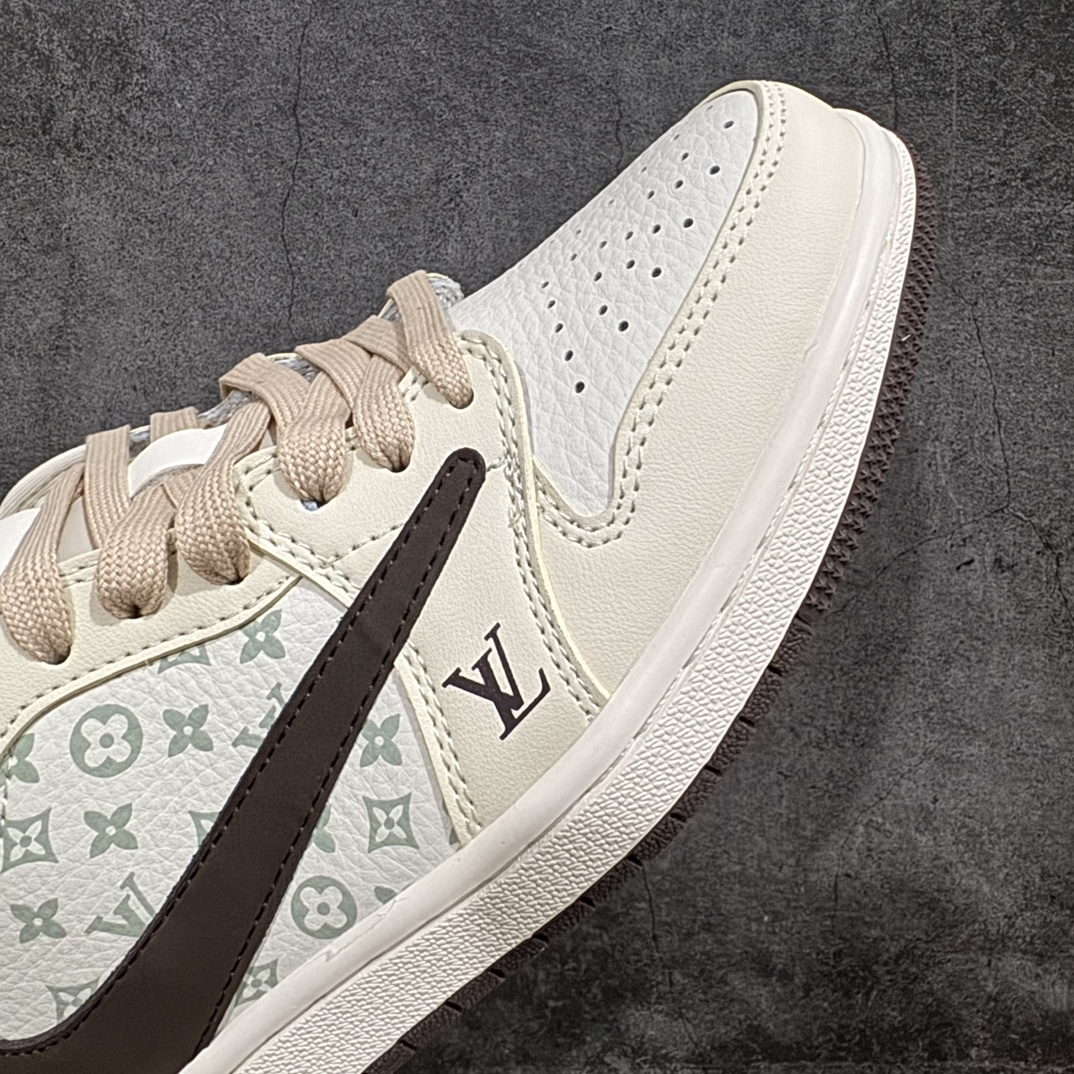 图片[6]-【定制版】Travis Scott x Fragment Design x Jordan Air Jordan 1 Low OG SP AJ1 乔1 LV米棕印花 低帮文化休闲板鞋 LJ5188-006n多方联名合作融合了Travis Scott 独特的音乐风格，藤原浩个性的设计风格以及Jordan品牌的经典元素 使其成为一双具有独特身份和价值的鞋子 清新而立体的外观加上联名标识更突出了其独特身份 这种配色方案显示出活力和时尚感 在视觉上引人注目 鞋身的质感和细腻的细节处理使其显得高端而格调十足 这款“倒钩”联名是设计与创意完美结合 融合多方的个性风格是一款备受瞩目的潮流鞋款  尺码：36-45（半） 编码：HXS320340-莆田鞋批发中心