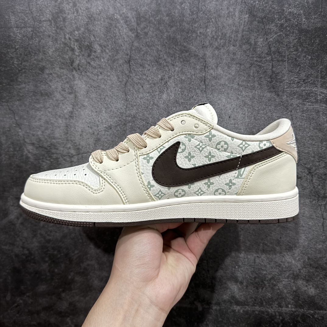 图片[2]-【定制版】Travis Scott x Fragment Design x Jordan Air Jordan 1 Low OG SP AJ1 乔1 LV米棕印花 低帮文化休闲板鞋 LJ5188-006n多方联名合作融合了Travis Scott 独特的音乐风格，藤原浩个性的设计风格以及Jordan品牌的经典元素 使其成为一双具有独特身份和价值的鞋子 清新而立体的外观加上联名标识更突出了其独特身份 这种配色方案显示出活力和时尚感 在视觉上引人注目 鞋身的质感和细腻的细节处理使其显得高端而格调十足 这款“倒钩”联名是设计与创意完美结合 融合多方的个性风格是一款备受瞩目的潮流鞋款  尺码：36-45（半） 编码：HXS320340-莆田鞋批发中心