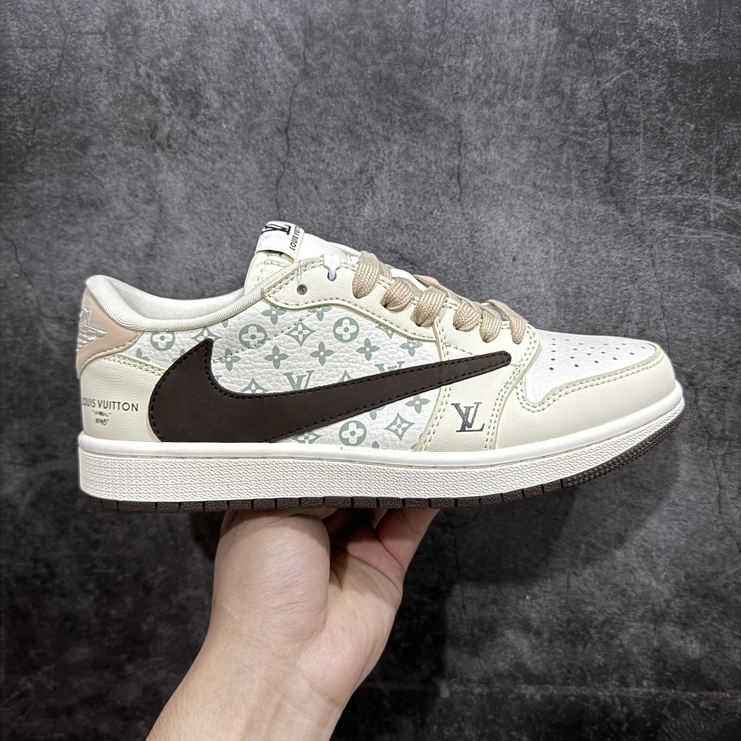 【定制版】Travis Scott x Fragment Design x Jordan Air Jordan 1 Low OG SP AJ1 乔1 LV米棕印花 低帮文化休闲板鞋 LJ5188-006n多方联名合作融合了Travis Scott 独特的音乐风格，藤原浩个性的设计风格以及Jordan品牌的经典元素 使其成为一双具有独特身份和价值的鞋子 清新而立体的外观加上联名标识更突出了其独特身份 这种配色方案显示出活力和时尚感 在视觉上引人注目 鞋身的质感和细腻的细节处理使其显得高端而格调十足 这款“倒钩”联名是设计与创意完美结合 融合多方的个性风格是一款备受瞩目的潮流鞋款  尺码：36-45（半） 编码：HXS320340-莆田鞋批发中心