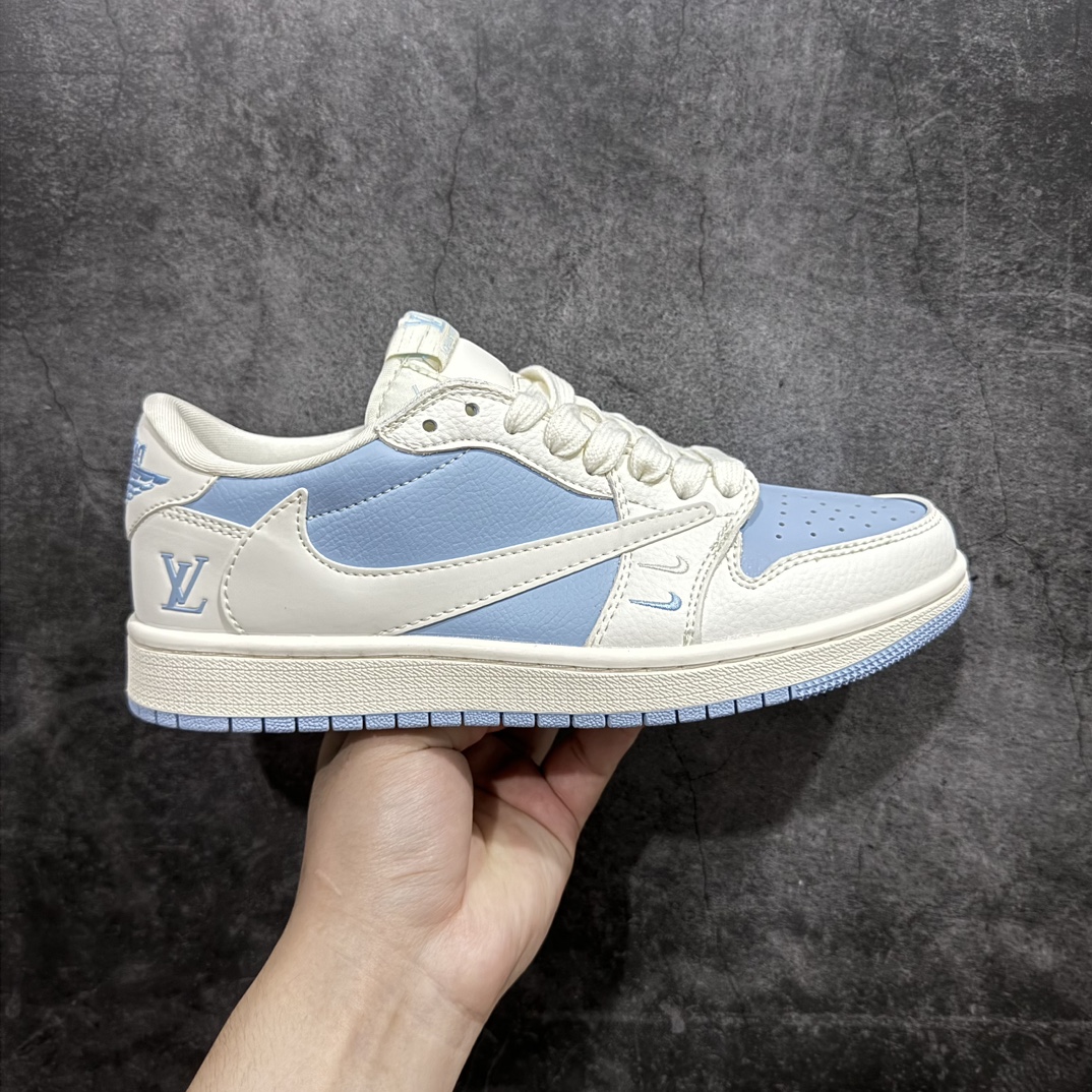 【定制版】Travis Scott x Fragment Design x Jordan Air Jordan 1 Low OG SP AJ1 乔1 LV联名低帮文化休闲板鞋n多方联名合作融合了Travis Scott 独特的音乐风格，藤原浩个性的设计风格以及Jordan品牌的经典元素 使其成为一双具有独特身份和价值的鞋子 清新而立体的外观加上联名标识更突出了其独特身份 这种配色方案显示出活力和时尚感 在视觉上引人注目  鞋身的质感和细腻的细节处理使其显得高端而格调十足  这款“倒钩”联名是设计与创意完美结合  融合多方的个性风格是一款备受瞩目的潮流鞋款 货号:BB6588-103 尺码:36 36.5 37.5 38 38.5 39 40 40.5 41 42 42.5 43 44 45 编码：HXS320340-鞋库