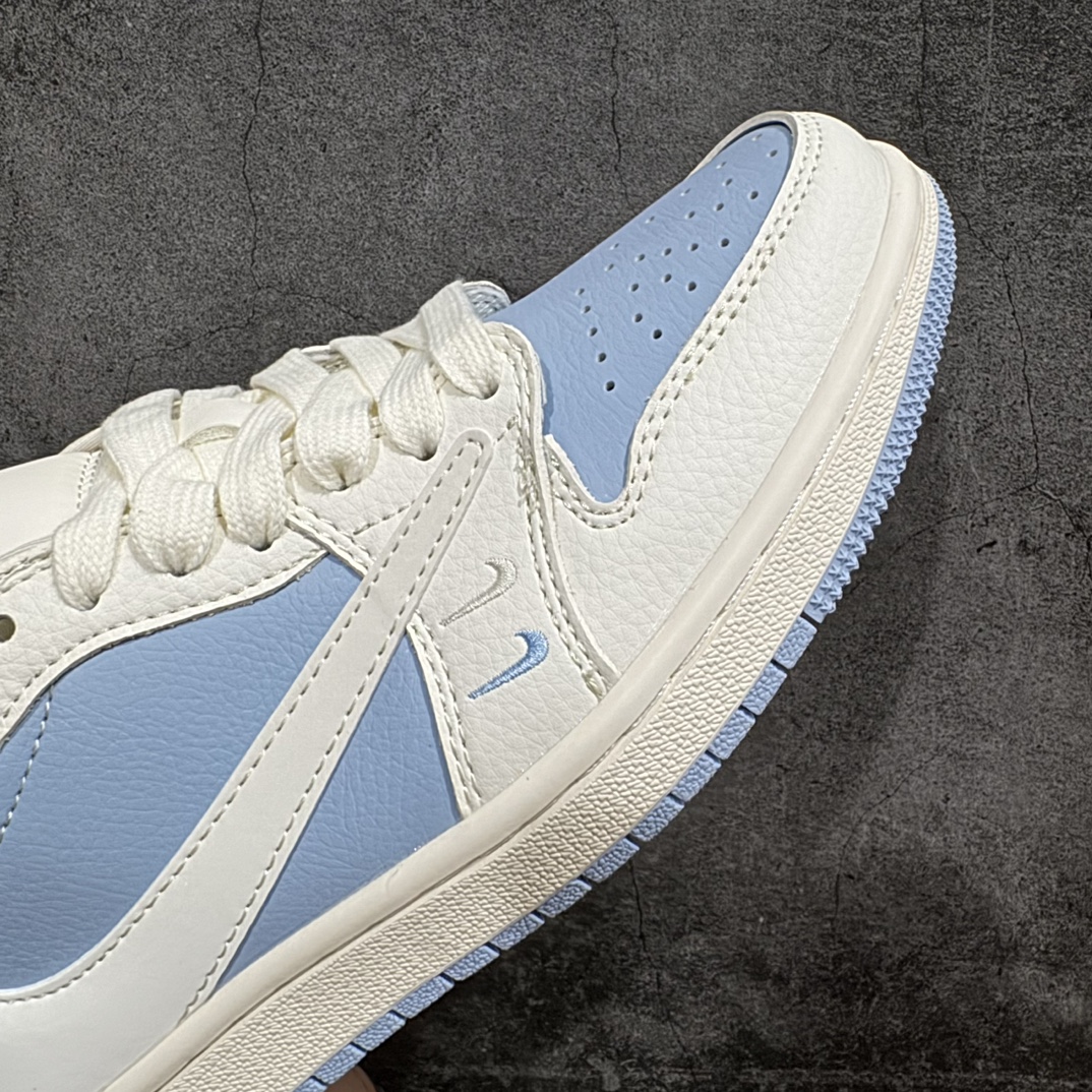 图片[6]-【定制版】Travis Scott x Fragment Design x Jordan Air Jordan 1 Low OG SP AJ1 乔1 LV联名低帮文化休闲板鞋n多方联名合作融合了Travis Scott 独特的音乐风格，藤原浩个性的设计风格以及Jordan品牌的经典元素 使其成为一双具有独特身份和价值的鞋子 清新而立体的外观加上联名标识更突出了其独特身份 这种配色方案显示出活力和时尚感 在视觉上引人注目  鞋身的质感和细腻的细节处理使其显得高端而格调十足  这款“倒钩”联名是设计与创意完美结合  融合多方的个性风格是一款备受瞩目的潮流鞋款 货号:BB6588-103 尺码:36 36.5 37.5 38 38.5 39 40 40.5 41 42 42.5 43 44 45 编码：HXS320340-鞋库